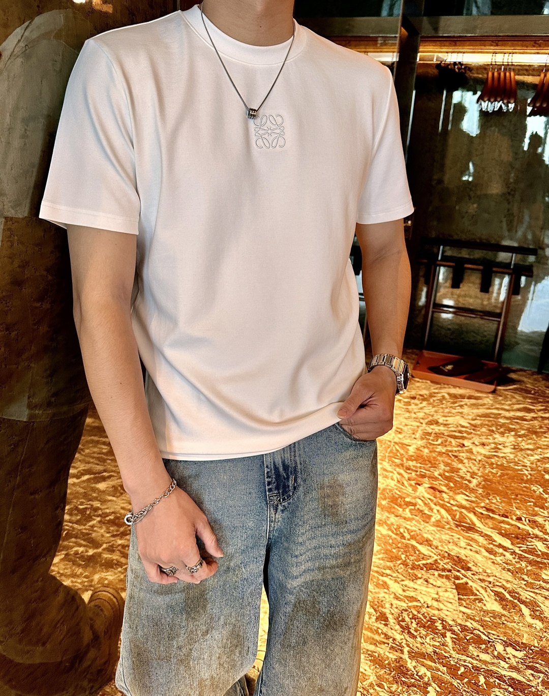 NO:568908,Loewe 2025 Autumn and Winter Men's Short Sleeves The most classic series at the counter. The simplest and most basic classic style. Very simple. Focus on the fabrics. This time we got the original fabrics!  The fabrics supplied by customers are completed according to the normal order process!  Definitely much better than what you see on the market!  !  The density is super high and the texture is good. It is a truly high-end and high-grade short-sleeved custom fabric. Anyone who knows anything knows that it feels really good, soft and delicate, and it feels very comfortable~ You can appreciate the details of the embroidery. The smaller the embroidery, the more sophisticated the technology and equipment are. We operate imported machines and the craftsmanship has always been stable!  No matter the workmanship, fabric, version, or label, it will not embarrass you. Every part of the workmanship is exquisite and the quality is straight forward. If you don’t buy it, it will be a real loss!  !  The cuffs and hem of the new style are all different. The logo embroidery is also lifelike. The base layer is so stylish when worn alone. Without further ado, let’s set up the details for reference~ Size M-3XL, loewe, T-shirt, alexander wang19860909Loewe 2025秋冬 男士短袖 专柜的最经典系列 最简单基础的经典款 很简单 重点看面料这次我们拿到的原厂面料！客供面料都是按照正常的订单工序完成！绝对比你们在市面上看的货好太多！！ 密度超高 质感好 真正高端上档次的短袖定制面料 懂货的都知道 手感真的极好 柔软细腻 感觉就很舒服~ 刺绣的细节你们可以细品 越小的刺绣就越考究技术、设备 我们进口机操作 工艺一向稳定发挥！无论做工,面料,版型,标类都会不让你尴们尬.每一处做工都很精致 直接睥睨的品质 不买真的是损失！！ 新款的袖口和下摆的针车都是有所不同的 logo刺绣也是栩栩如生 打底单穿都是那么有型 不多说来组细节参考～ 尺码M-3XL,,loewe,T-shirt,alexander wang,Men's clothing