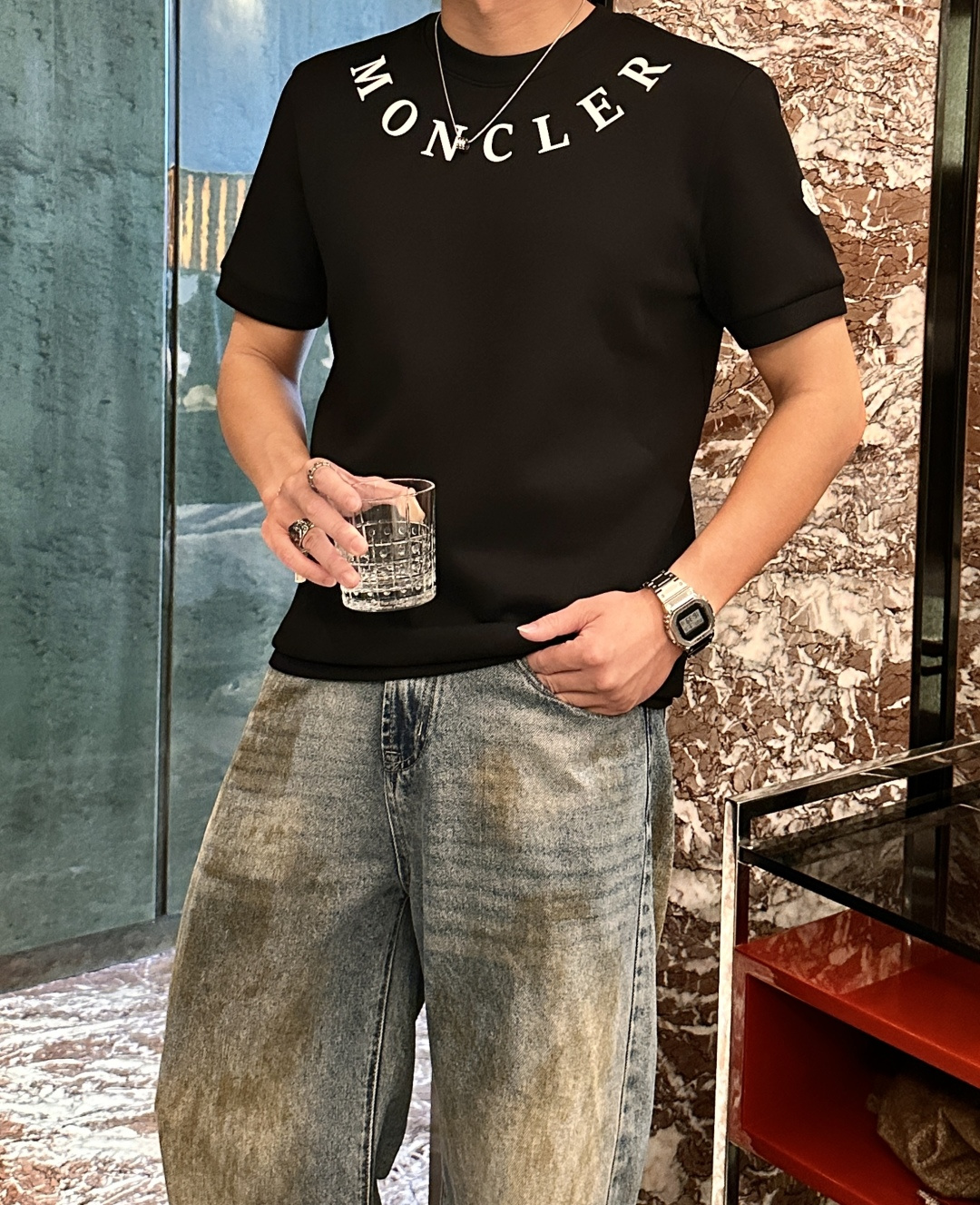 NO:568912,Men's Mouth 2025 Autumn and Winter Men's Short Sleeves The most classic series at the counter. The simplest and most basic classic style. Very simple. Focus on the fabrics. The original fabrics we got this time!  The fabrics supplied by customers are completed according to the normal order process!  Definitely much better than what you see on the market!  !  The density is super high and the texture is good. It is a truly high-end and high-grade short-sleeved custom fabric. Anyone who knows anything knows that it feels really good, soft and delicate, and it feels very comfortable~ You can appreciate the details of the embroidery. The smaller the embroidery, the more sophisticated the technology and equipment are. We operate imported machines and the craftsmanship has always been stable!  No matter the workmanship, fabric, version, or label, it will not embarrass you. Every part of the workmanship is exquisite and the quality is straight forward. If you don’t buy it, it will be a real loss!  !  The cuffs and hem of the new model are stitched differently, and the logo embroidery is also lifelike. The bottom layer is so stylish when worn alone. Without further ado, let’s set up the details for reference~ Sizes M-3XL, Moncler, T-shirt, alexander wang19860909蒙口 2025秋冬 男士短袖 专柜的最经典系列 最简单基础的经典款 很简单 重点看面料这次我们拿到的原厂面料！客供面料都是按照正常的订单工序完成！绝对比你们在市面上看的货好太多！！ 密度超高 质感好 真正高端上档次的短袖定制面料 懂货的都知道 手感真的极好 柔软细腻 感觉就很舒服~ 刺绣的细节你们可以细品 越小的刺绣就越考究技术、设备 我们进口机操作 工艺一向稳定发挥！无论做工,面料,版型,标类都会不让你尴们尬.每一处做工都很精致 直接睥睨的品质 不买真的是损失！！ 新款的袖口和下摆的针车都是有所不同的 logo刺绣也是栩栩如生 打底单穿都是那么有型 不多说来组细节参考～ 尺码M-3XL,,Moncler,T-shirt,alexander wang,Men's clothing