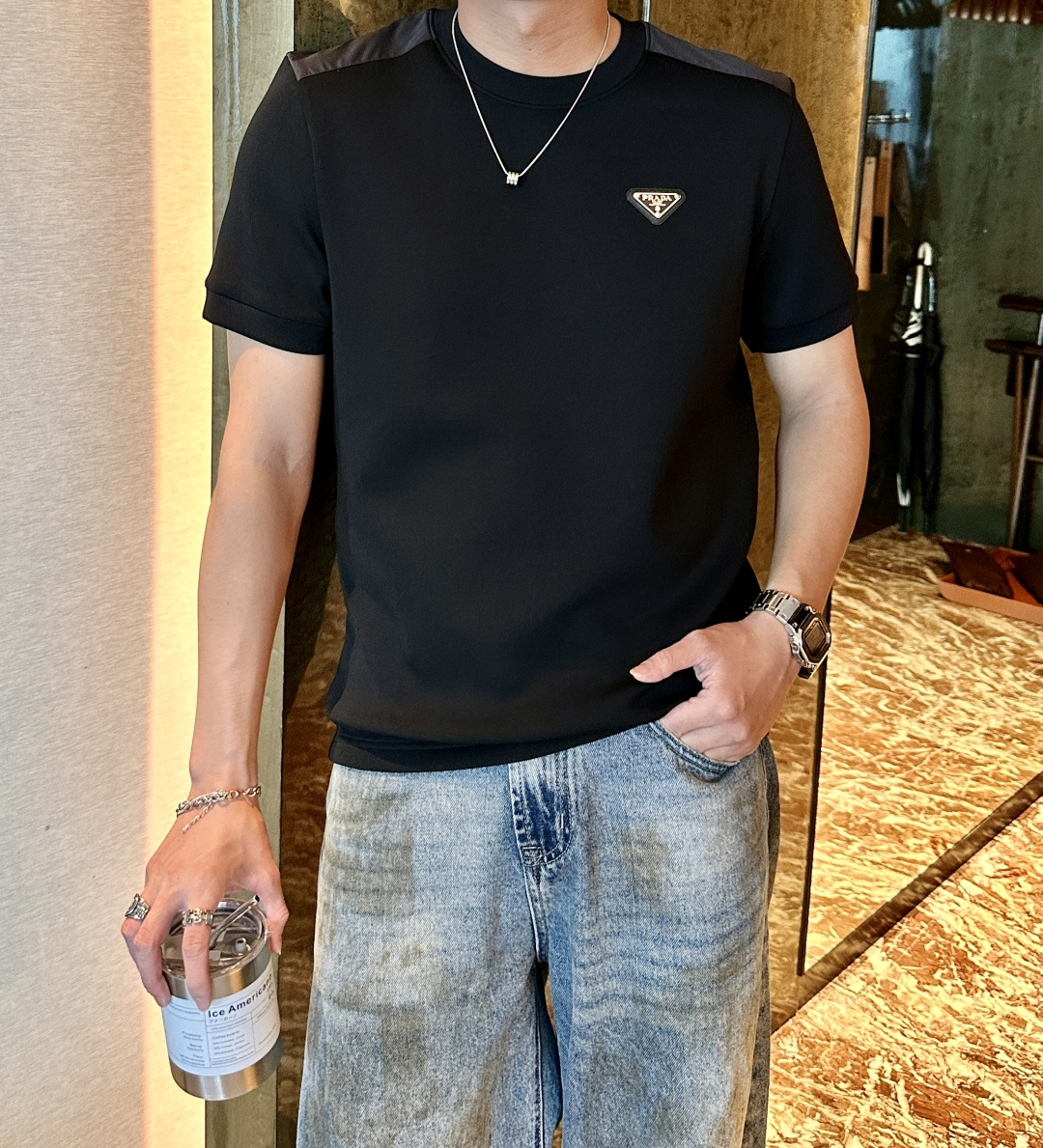 NO:568919,Prad 2025 Autumn and Winter Men's Short Sleeves The most classic series at the counter. The simplest and most basic classic style. Very simple. Focus on the fabrics. This time we got the original fabrics!  The fabrics supplied by customers are completed according to the normal order process!  Definitely much better than what you see on the market!  !  The density is super high and the texture is good. It is a truly high-end and high-grade short-sleeved custom fabric. Anyone who knows anything knows that it feels really good, soft and delicate, and it feels very comfortable~ You can appreciate the details of the embroidery. The smaller the embroidery, the more sophisticated the technology and equipment are. We operate imported machines and the craftsmanship has always been stable!  No matter the workmanship, fabric, version, or label, it will not embarrass you. Every part of the workmanship is exquisite and the quality is straight forward. If you don’t buy it, it will be a real loss!  !  The cuffs and hem of the new model have different stitching. The logo embroidery is also lifelike. The base layer is so stylish when worn alone. Without further ado, let’s set up the details for reference~ Sizes M-3XL, prada, T-shirt, alexander wang19860909Prad 2025秋冬 男士短袖 专柜的最经典系列 最简单基础的经典款 很简单 重点看面料这次我们拿到的原厂面料！客供面料都是按照正常的订单工序完成！绝对比你们在市面上看的货好太多！！ 密度超高 质感好 真正高端上档次的短袖定制面料 懂货的都知道 手感真的极好 柔软细腻 感觉就很舒服~ 刺绣的细节你们可以细品 越小的刺绣就越考究技术、设备 我们进口机操作 工艺一向稳定发挥！无论做工,面料,版型,标类都会不让你尴们尬.每一处做工都很精致 直接睥睨的品质 不买真的是损失！！ 新款的袖口和下摆的针车都是有所不同的 logo刺绣也是栩栩如生 打底单穿都是那么有型 不多说来组细节参考～ 尺码M-3XL,,prada,T-shirt,alexander wang,Men's clothing