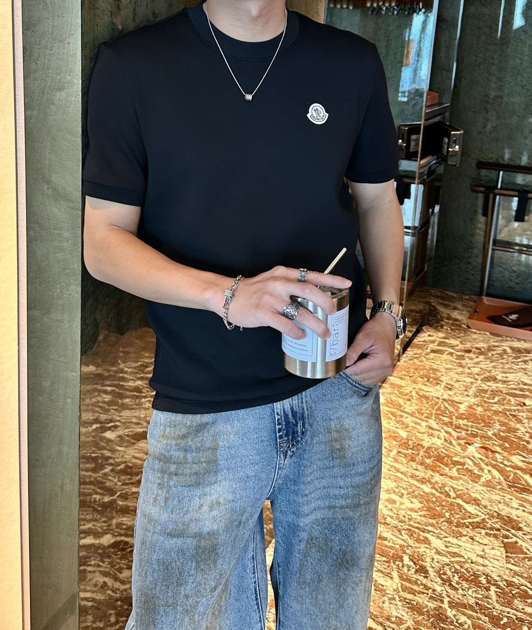 NO:568924,Men's Mouth 2025 Autumn and Winter Men's Short Sleeves The most classic series at the counter. The simplest and most basic classic style. Very simple. Focus on the fabrics. The original fabrics we got this time!  The fabrics supplied by customers are completed according to the normal order process!  Definitely much better than what you see on the market!  !  The density is super high and the texture is good. It is a truly high-end and high-grade short-sleeved custom fabric. Anyone who knows anything knows that it feels really good, soft and delicate, and it feels very comfortable~ You can appreciate the details of the embroidery. The smaller the embroidery, the more sophisticated the technology and equipment are. We operate imported machines and the craftsmanship has always been stable!  No matter the workmanship, fabric, version, or label, it will not embarrass you. Every part of the workmanship is exquisite and the quality is straight forward. If you don’t buy it, it will be a real loss!  !  The cuffs and hem of the new model are stitched differently, and the logo embroidery is also lifelike. The bottom layer is so stylish when worn alone. Without further ado, let’s set up the details for reference~ Sizes M-3XL, Moncler, T-shirt, alexander wang19860909蒙口 2025秋冬 男士短袖 专柜的最经典系列 最简单基础的经典款 很简单 重点看面料这次我们拿到的原厂面料！客供面料都是按照正常的订单工序完成！绝对比你们在市面上看的货好太多！！ 密度超高 质感好 真正高端上档次的短袖定制面料 懂货的都知道 手感真的极好 柔软细腻 感觉就很舒服~ 刺绣的细节你们可以细品 越小的刺绣就越考究技术、设备 我们进口机操作 工艺一向稳定发挥！无论做工,面料,版型,标类都会不让你尴们尬.每一处做工都很精致 直接睥睨的品质 不买真的是损失！！ 新款的袖口和下摆的针车都是有所不同的 logo刺绣也是栩栩如生 打底单穿都是那么有型 不多说来组细节参考～ 尺码M-3XL,,Moncler,T-shirt,alexander wang,Men's clothing