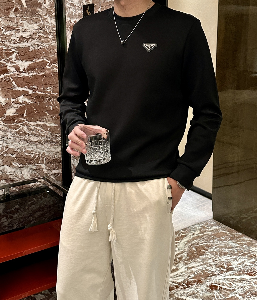 NO:568929,Prad's 2025 autumn and winter new counter, fashionable casual bottoming long-sleeved T-shirt, made of imported high-density double-sided stretch cotton fabric, made of exquisite original logo, excellent in comfort and breathability, soft and anti-wrinkle, elastic and drapey. It is handsome whether worn alone or as an inner layer. It conforms to men's practical dressing habits, pursues luxury, noble and elegant style, and creates extraordinary men's taste. The visual effect is very good, the grade is very high, simple and fashionable, a must-have choice for leisure and business!  Size M-3XL,,prada,tees,t-shirt,alexander wang19860909Prad 2025秋冬专柜新款 时尚休闲打底衫长袖T恤,精选进口高密度双面拉架棉面料,精致原版logo打造,舒适性与透气性兼优,柔软抗皱弹性和垂性极佳,无论是单穿或是内搭都是帅气十足,吻合了男性实用穿衣习惯,追求奢华高贵优雅风范,打造不凡男士品味,视觉效果非常赞,档次极高,简约时尚,休闲商务必备之选！ 码数M-3XL,,prada,tees，t-shirt,alexander wang,Men's clothing