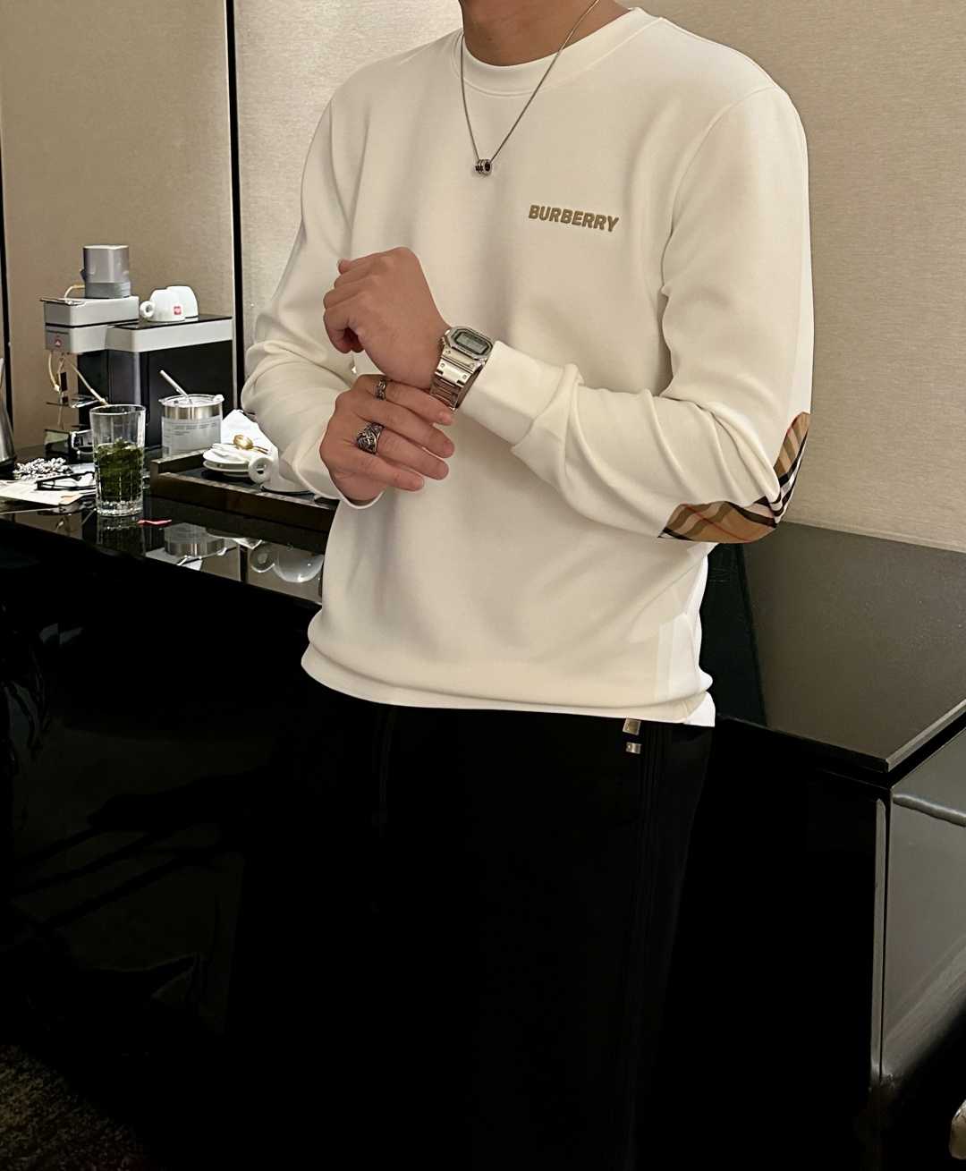 NO:568933,Bur 2025 Autumn and Winter counter new fashion casual bottoming long-sleeved T-shirt, made of imported high-density double-sided stretch cotton fabric, made with exquisite original logo, excellent in comfort and breathability, soft and anti-wrinkle, elastic and drapey. It is very handsome whether worn alone or as an inner layer. It conforms to men's practical dressing habits, pursues luxury, noble and elegant style, and creates extraordinary men's taste. The visual effect is very good, the grade is very high, simple and fashionable, a must-have choice for leisure and business!  Size M-3XL,,burberry,tees,t-shirt,alexander wang19860909Bur 2025秋冬专柜新款 时尚休闲打底衫长袖T恤,精选进口高密度双面拉架棉面料,精致原版logo打造,舒适性与透气性兼优,柔软抗皱弹性和垂性极佳,无论是单穿或是内搭都是帅气十足,吻合了男性实用穿衣习惯,追求奢华高贵优雅风范,打造不凡男士品味,视觉效果非常赞,档次极高,简约时尚,休闲商务必备之选！ 码数M-3XL,,burberry,tees，t-shirt,alexander wang,Men's clothing