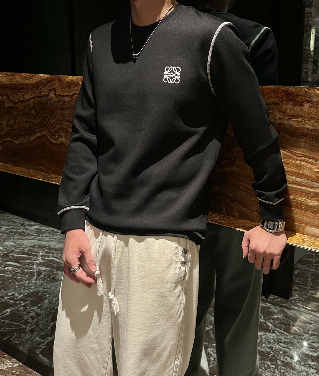 NO:568939,Loewe's new 2025 autumn and winter counters are fashionable casual bottoming long-sleeved T-shirts. They are made of imported high-density double-sided stretch cotton fabrics and are made of exquisite original logos. They have excellent comfort and breathability, are soft and anti-wrinkle, have excellent elasticity and drape. They are handsome whether worn alone or layered. It conforms to men's practical dressing habits and pursues luxury, noble and elegant style, creating extraordinary men's taste. The visual effect is very good, the grade is very high, simple and fashionable, and a must-have for leisure and business!  Size M-3XL,,loewe,tees,t-shirt,alexander wang19860909Loewe 2025秋冬专柜新款 时尚休闲打底衫长袖T恤,精选进口高密度双面拉架棉面料,精致原版logo打造,舒适性与透气性兼优,柔软抗皱弹性和垂性极佳,无论是单穿或是内搭都是帅气十足,吻合了男性实用穿衣习惯,追求奢华高贵优雅风范,打造不凡男士品味,视觉效果非常赞,档次极高,简约时尚,休闲商务必备之选！ 码数M-3XL,,loewe,tees，t-shirt,alexander wang,Men's clothing