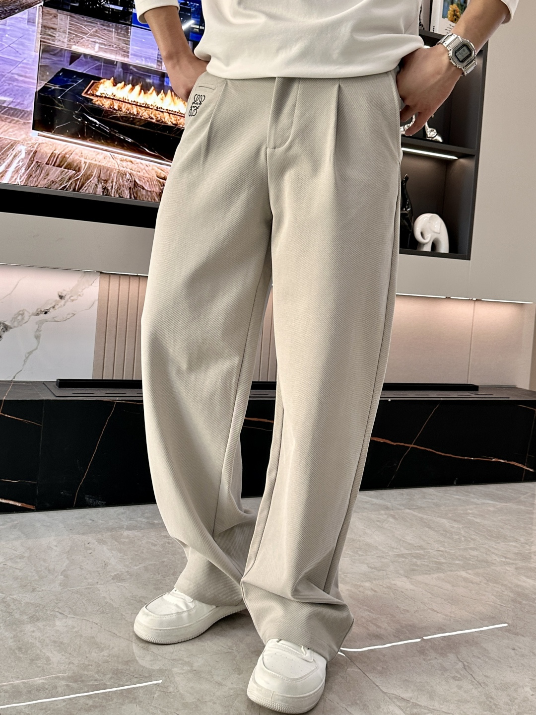 NO:568965,Loewe's latest casual pants for autumn and winter 2025 are a must-have for fashionistas. They have a great shape and can well repair various leg shapes. They are very personalized!  Soft and sweat-wicking, extremely comfortable. The waistband of the trouser legs is customized with elastic elastic bands and original accessories details. The upper body is sporty, casual and fashionable, a must-have for leisure and travel. Sizes M-XXXL, loewe, alexander wang19860909Loewe 2025秋冬最新休闲裤 潮人必备 版型超赞,能很好的修复各种腿型,非常个性！柔软排汗,舒适度极高.裤腿腰部订制松紧橡筋、原版辅料细节.上身运动休闲时尚,出街休闲、外出旅游必备. 尺码M-XXXL,,loewe,alexander wang,Men's clothing