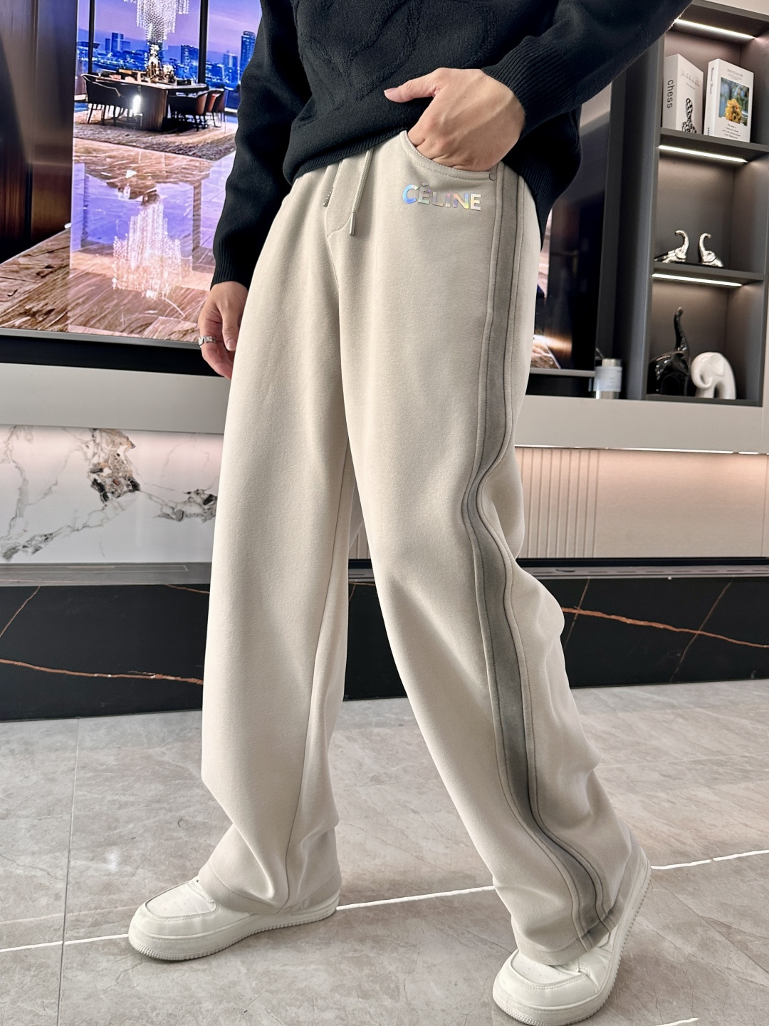 NO:568971,CELINE's latest 2025 autumn and winter casual pants are a must-have for fashionistas. They have a great shape and can be used to repair various leg shapes. They are very personalized!  Soft and sweat-wicking, extremely comfortable. The waistband of the trouser legs is customized with elastic elastic bands and original accessories details. The upper body is sporty, casual and fashionable, a must-have for leisure and travel. Sizes M-XXXL,,celine,alexander wang19860909CELINE 2025秋冬最新休闲裤 潮人必备 版型超赞,能很好的修复各种腿型,非常个性！柔软排汗,舒适度极高.裤腿腰部订制松紧橡筋、原版辅料细节.上身运动休闲时尚,出街休闲、外出旅游必备. 尺码M-XXXL,,celine,alexander wang,Men's clothing