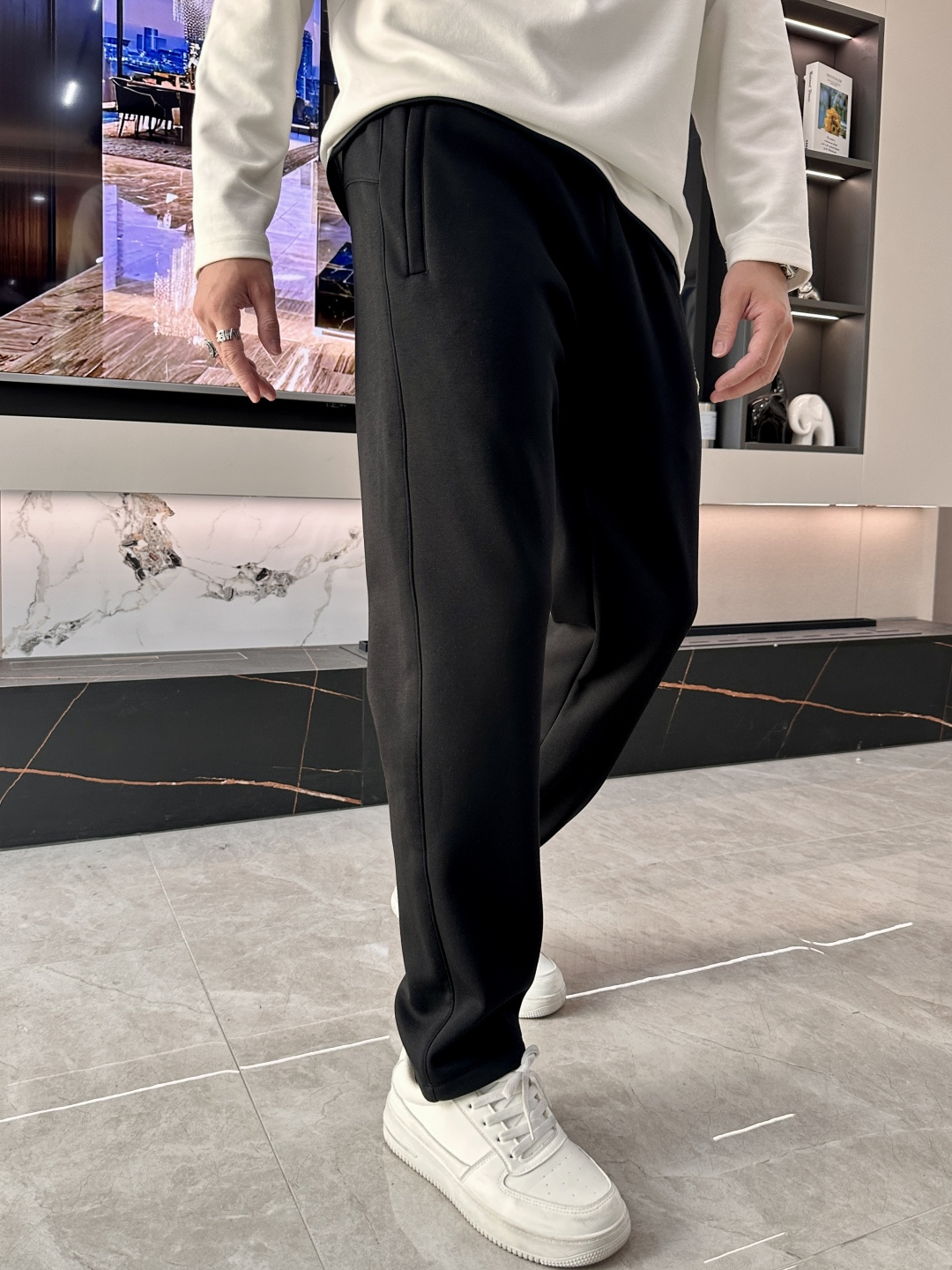 蒙口 2025秋冬最新休闲裤 潮人必备 版型超赞，能很好的修复各种腿型，非常个性！柔软排汗，舒适度极高。