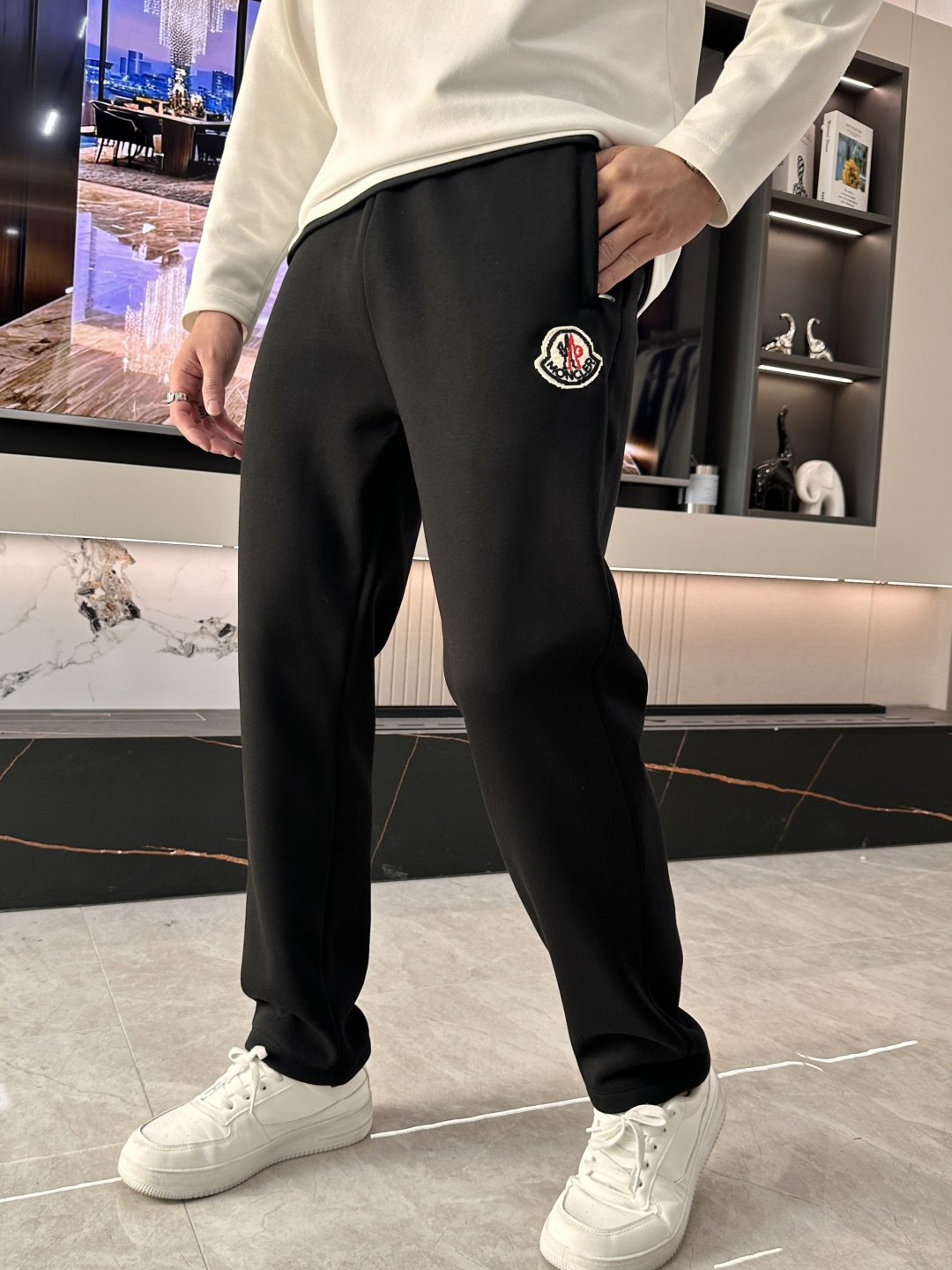 NO:568980,The latest Mengkou 2025 autumn and winter casual pants are a must-have for fashionistas. The shape is awesome and can be used to repair various leg shapes. They are very personalized!  Soft and sweat-wicking, extremely comfortable. The waistband of the trouser legs is customized with elastic elastic bands and original accessories details. The upper body is sporty, casual and fashionable, a must-have for leisure and travel. Sizes L-XXXXL, Moncler, alexander wang19860909蒙口2025秋冬最新休闲裤 潮人必备 版型超赞,能很好的修复各种腿型,非常个性！柔软排汗,舒适度极高.裤腿腰部订制松紧橡筋、原版辅料细节.上身运动休闲时尚,出街休闲、外出旅游必备. 尺码L-XXXXL,,Moncler,alexander wang,Men's clothing