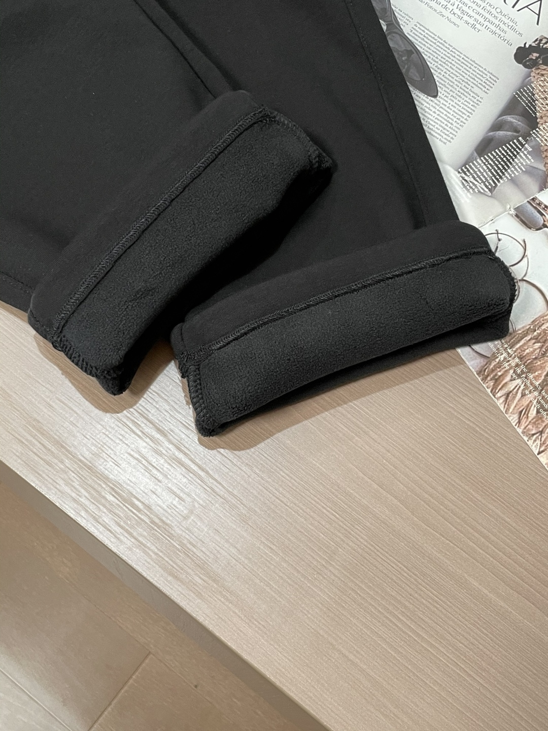 蒙口 2025秋冬最新休闲裤 潮人必备 版型超赞，能很好的修复各种腿型，非常个性！柔软排汗，舒适度极高。