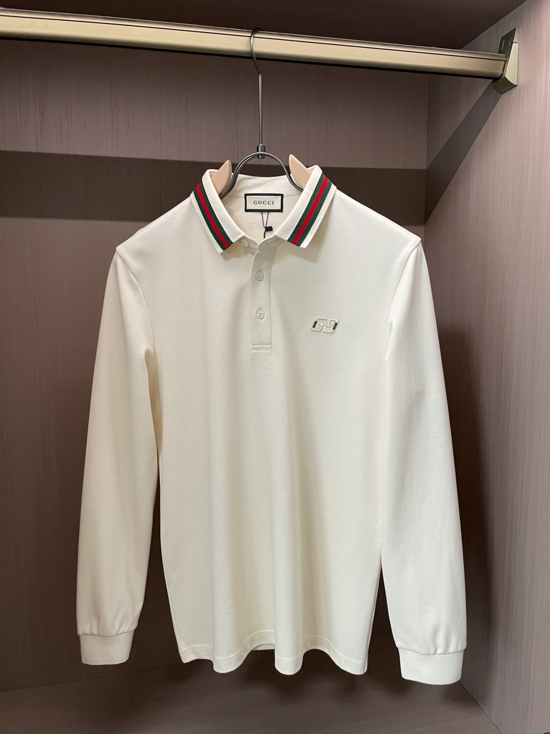 NO:571853,25Fw new products for autumn and winter!  GUCC men's high-end ready-to-wear series is fashionable, light luxury, classic and fashionable, zipper lapel and long sleeves!  Solid color series new Polo shirt, light luxury business casual elegant style, fashionable and versatile, simple and elegant!  Men's high-end ready-to-wear series of high-quality long-sleeved T-shirts have a very good fit, are very stylish, and are very practical to wear. The quality can stand the test. Since the establishment of the brand, it has been using high-end and gorgeous fabrics to cut and make clothes, and then using exquisite and gorgeous design techniques to create the fabrics that show dazzling magnificence and elegance. This once made the Chiton family synonymous with luxury and elegance, and has always been high-quality manufacturing hovering at the top of the fashion palace!  Men's clothing, which has been separated independently, still retains its style, with another kind of elegance and luxury suitable for men. At the same time, it pays attention to the perfect lines and high-end quality, integrating the exquisite and noble temperament of low-key melancholy.  We select high-quality 98.7 hexagonal pique cotton and 1.3 spandex custom-made fabrics that feel soft, comfortable and skin-friendly. These are its excellent characteristics. It also has high color fixation and wear resistance. It is well deserved to be used in this high-end ready-made T-shirt. It has a sense of luxury and is a must-have for business men!  The style is really excellent. The visual presentation gives people a soft and comfortable feeling, a low-key sense of luxury, and the exquisite embroidery of the Chiton family's letters LOGO on the hem!  Three-dimensional, full and stylish, the placket zipper opens and closes, and the cotton fabric is comfortable and casual, making it easy to handle different occasions!  Size M～4XL,,gucci,tees,t-shirt,alexander wang1986090925Fw秋冬季节出品新品！GUCC男士高端成衣系列时尚轻奢经典时尚拉链翻领长袖！纯色系列新款Polo衫,轻奢商务休闲气质高雅款,时尚百搭,简单大方得体！ 男士高端成衣系列精品长袖T恤衫,版型非常好,很有型,很实穿.品质经得起检验,自品牌成立以来,便一直选用高档华丽的上乘面料裁剪制衣,再用精致华美的设计手法创作,令面料表现出耀眼、光彩夺目的华丽与高雅,这也一度让奇顿家成为华丽与高雅的代名词,都一直都是高品质制造盘旋于时尚殿堂顶端！已经独立分离的男装,依旧在风格上有所保留,配以适合男士的另一种高雅奢华,同时注重形体完美的线条跟高端的品质,将低调忧郁气质的精致高贵融合. 甄选优质98.7六角珠地纯棉,1.3氨纶定制面料手感软糯舒适、亲肤柔软,这都是其优秀的特性,同时还具有很高的固色度跟耐磨性,用在这款高端成衣T恤衫上实至名归,自带高级感,商务型男必备款！ 风格真的是绝佳,在视觉上呈现出来的感觉给人一种柔和舒适,低调的奢华既视感,下摆的精美刺绣奇顿家字母LOGO标识！立体饱满有型,门襟拉链开合,棉质面料舒适又休闲,可以轻松驾驭不同场合！ 尺码M～4XL,,gucci,tees，t-shirt,alexander wang,Men's clothing