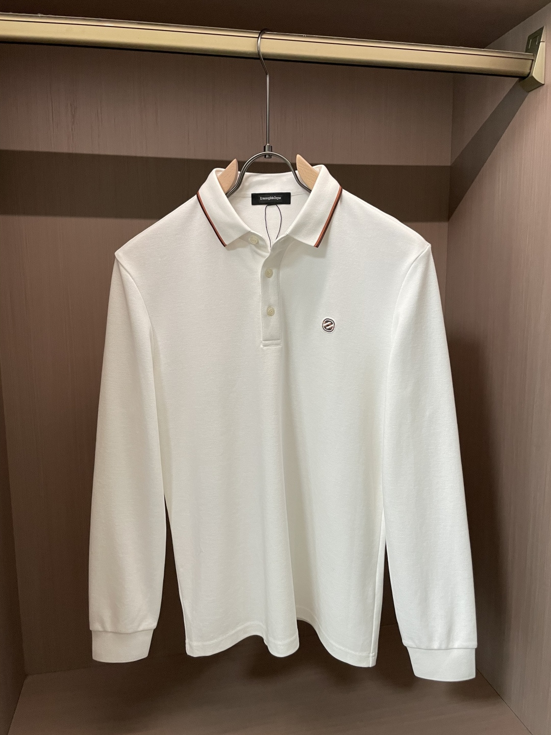 NO:571854,25Fw new products for autumn and winter. Ermenegildo Zegna men's high-end ready-to-wear series, fashionable light luxury, classic fashion, zipper lapels, long sleeves!  Solid color series new Polo shirt, light luxury business casual elegant style, fashionable and versatile, simple and elegant!  Men's high-end ready-to-wear series of high-quality long-sleeved T-shirts have a very good fit, are very stylish, and are very practical to wear. The quality can stand the test. Since the establishment of the brand, it has been using high-end and gorgeous fabrics to cut and make clothes, and then using exquisite and gorgeous design techniques to create the fabrics that show dazzling magnificence and elegance. This once made the Chiton family synonymous with luxury and elegance, and has always been high-quality manufacturing hovering at the top of the fashion palace!  Men's clothing, which has been separated independently, still retains its style, with another kind of elegance and luxury suitable for men. At the same time, it pays attention to the perfect lines and high-end quality, integrating the exquisite and noble temperament of low-key melancholy.  We select high-quality 98.7 hexagonal pique cotton and 1.3 spandex custom-made fabrics that feel soft, comfortable and skin-friendly. These are its excellent characteristics. It also has high color fixation and wear resistance. It is well deserved to be used in this high-end ready-made T-shirt. It has a sense of luxury and is a must-have for business men!  The style is really excellent. The visual presentation gives people a soft and comfortable feeling, a low-key sense of luxury, and the exquisite embroidery of the Chiton family's letters LOGO on the hem!  Three-dimensional, full and stylish, the placket zipper opens and closes, and the cotton fabric is comfortable and casual, making it easy to handle different occasions!  Size M～4XL,,zegna,tees,t-shirt,alexander wang1986090925Fw秋冬季节出品新品 杰尼亚男士高端成衣系列时尚轻奢经典时尚拉链翻领长袖！纯色系列新款Polo衫,轻奢商务休闲气质高雅款,时尚百搭,简单大方得体！ 男士高端成衣系列精品长袖T恤衫,版型非常好,很有型,很实穿.品质经得起检验,自品牌成立以来,便一直选用高档华丽的上乘面料裁剪制衣,再用精致华美的设计手法创作,令面料表现出耀眼、光彩夺目的华丽与高雅,这也一度让奇顿家成为华丽与高雅的代名词,都一直都是高品质制造盘旋于时尚殿堂顶端！已经独立分离的男装,依旧在风格上有所保留,配以适合男士的另一种高雅奢华,同时注重形体完美的线条跟高端的品质,将低调忧郁气质的精致高贵融合. 甄选优质98.7六角珠地纯棉,1.3氨纶定制面料手感软糯舒适、亲肤柔软,这都是其优秀的特性,同时还具有很高的固色度跟耐磨性,用在这款高端成衣T恤衫上实至名归,自带高级感,商务型男必备款！ 风格真的是绝佳,在视觉上呈现出来的感觉给人一种柔和舒适,低调的奢华既视感,下摆的精美刺绣奇顿家字母LOGO标识！立体饱满有型,门襟拉链开合,棉质面料舒适又休闲,可以轻松驾驭不同场合！ 尺码M～4XL,,zegna,tees，t-shirt,alexander wang,Men's clothing