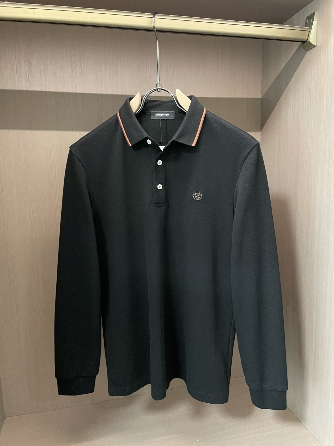 NO:571855,25Fw new products for autumn and winter!  Ermenegildo Zegna men's high-end ready-to-wear series is fashionable, light luxury, classic and fashionable, zipper lapel and long sleeves!  Solid color series new Polo shirt, light luxury business casual elegant style, fashionable and versatile, simple and elegant!  Men's high-end ready-to-wear series of high-quality long-sleeved T-shirts have a very good fit, are very stylish, and are very practical to wear. The quality can stand the test. Since the establishment of the brand, it has been using high-end and gorgeous fabrics to cut and make clothes, and then using exquisite and gorgeous design techniques to create the fabrics that show dazzling magnificence and elegance. This once made the Chiton family synonymous with luxury and elegance, and has always been high-quality manufacturing hovering at the top of the fashion palace!  Men's clothing, which has been separated independently, still retains its style, with another kind of elegance and luxury suitable for men. At the same time, it pays attention to the perfect lines and high-end quality, integrating the exquisite and noble temperament of low-key melancholy.  We select high-quality 98.7 hexagonal pique cotton and 1.3 spandex custom-made fabrics that feel soft, comfortable and skin-friendly. These are its excellent characteristics. It also has high color fixation and wear resistance. It is well deserved to be used in this high-end ready-made T-shirt. It has a sense of luxury and is a must-have for business men!  The style is really excellent. The visual presentation gives people a soft and comfortable feeling, a low-key sense of luxury, and the exquisite embroidery of the Chiton family's letters LOGO on the hem!  Three-dimensional, full and stylish, the placket zipper opens and closes, and the cotton fabric is comfortable and casual, making it easy to handle different occasions!  Size M～4XL,,zegna,tees,t-shirt,alexander wang1986090925Fw秋冬季节出品新品！杰尼亚男士高端成衣系列时尚轻奢经典时尚拉链翻领长袖！纯色系列新款Polo衫,轻奢商务休闲气质高雅款,时尚百搭,简单大方得体！ 男士高端成衣系列精品长袖T恤衫,版型非常好,很有型,很实穿.品质经得起检验,自品牌成立以来,便一直选用高档华丽的上乘面料裁剪制衣,再用精致华美的设计手法创作,令面料表现出耀眼、光彩夺目的华丽与高雅,这也一度让奇顿家成为华丽与高雅的代名词,都一直都是高品质制造盘旋于时尚殿堂顶端！已经独立分离的男装,依旧在风格上有所保留,配以适合男士的另一种高雅奢华,同时注重形体完美的线条跟高端的品质,将低调忧郁气质的精致高贵融合. 甄选优质98.7六角珠地纯棉,1.3氨纶定制面料手感软糯舒适、亲肤柔软,这都是其优秀的特性,同时还具有很高的固色度跟耐磨性,用在这款高端成衣T恤衫上实至名归,自带高级感,商务型男必备款！ 风格真的是绝佳,在视觉上呈现出来的感觉给人一种柔和舒适,低调的奢华既视感,下摆的精美刺绣奇顿家字母LOGO标识！立体饱满有型,门襟拉链开合,棉质面料舒适又休闲,可以轻松驾驭不同场合！ 尺码M～4XL,,zegna,tees，t-shirt,alexander wang,Men's clothing