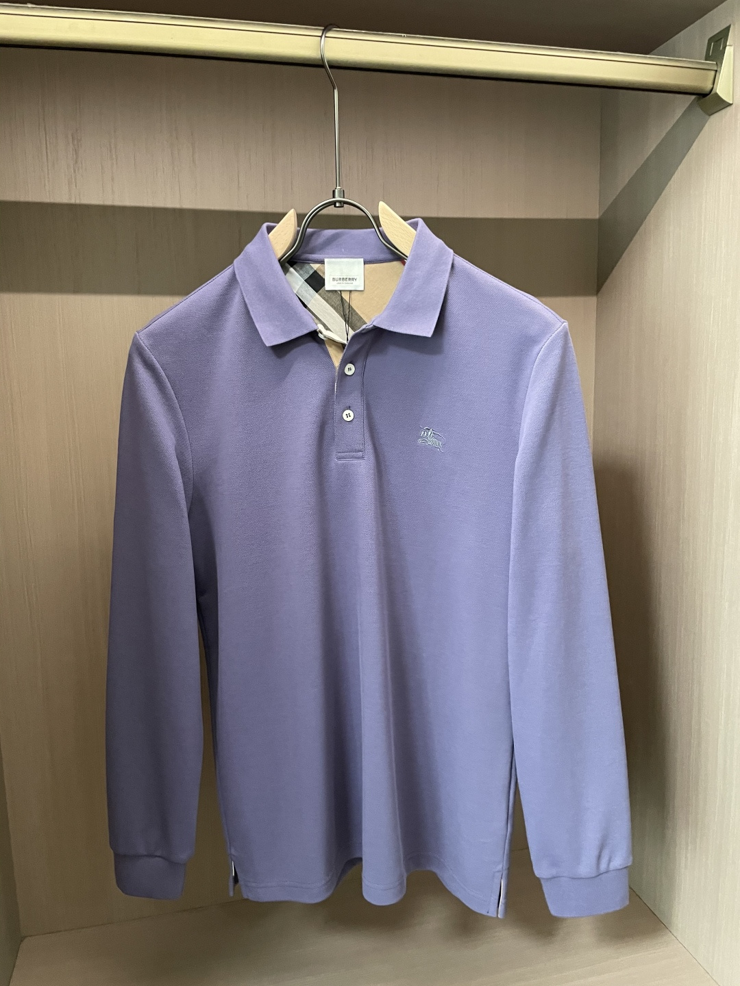 NO:571810,25Fw new products for autumn and winter!  Bur men's high-end ready-to-wear series is fashionable, light luxury, classic and fashionable, zipper lapel long sleeves!  Solid color series new Polo shirt, light luxury business casual elegant style, fashionable and versatile, simple and elegant!  Men's high-end ready-to-wear series of high-quality long-sleeved T-shirts have a very good fit, are very stylish, and are very practical to wear. The quality can stand the test. Since the establishment of the brand, it has been using high-end and gorgeous fabrics to cut and make clothes, and then using exquisite and gorgeous design techniques to create the fabrics that show dazzling magnificence and elegance. This once made the Chiton family synonymous with luxury and elegance, and has always been high-quality manufacturing hovering at the top of the fashion palace!  Men's clothing, which has been separated independently, still retains its style, with another kind of elegance and luxury suitable for men. At the same time, it pays attention to the perfect lines and high-end quality, integrating the exquisite and noble temperament of low-key melancholy.  We select high-quality 98.7 hexagonal pique cotton and 1.3 spandex custom-made fabrics that feel soft, comfortable and skin-friendly. These are its excellent characteristics. It also has high color fixation and wear resistance. It is well deserved to be used in this high-end ready-made T-shirt. It has a sense of luxury and is a must-have for business men!  The style is really excellent. The visual presentation gives people a soft and comfortable feeling, a low-key sense of luxury, and the exquisite embroidery of the Chiton family's letters LOGO on the hem!  Three-dimensional, full and stylish, the placket zipper opens and closes, and the cotton fabric is comfortable and casual, making it easy to handle different occasions!  Size M～4XL,,burberry,tees,t-shirt,alexander wang1986090925Fw秋冬季节出品新品！Bur男士高端成衣系列时尚轻奢经典时尚拉链翻领长袖！纯色系列新款Polo衫,轻奢商务休闲气质高雅款,时尚百搭,简单大方得体！ 男士高端成衣系列精品长袖T恤衫,版型非常好,很有型,很实穿.品质经得起检验,自品牌成立以来,便一直选用高档华丽的上乘面料裁剪制衣,再用精致华美的设计手法创作,令面料表现出耀眼、光彩夺目的华丽与高雅,这也一度让奇顿家成为华丽与高雅的代名词,都一直都是高品质制造盘旋于时尚殿堂顶端！已经独立分离的男装,依旧在风格上有所保留,配以适合男士的另一种高雅奢华,同时注重形体完美的线条跟高端的品质,将低调忧郁气质的精致高贵融合. 甄选优质98.7六角珠地纯棉,1.3氨纶定制面料手感软糯舒适、亲肤柔软,这都是其优秀的特性,同时还具有很高的固色度跟耐磨性,用在这款高端成衣T恤衫上实至名归,自带高级感,商务型男必备款！ 风格真的是绝佳,在视觉上呈现出来的感觉给人一种柔和舒适,低调的奢华既视感,下摆的精美刺绣奇顿家字母LOGO标识！立体饱满有型,门襟拉链开合,棉质面料舒适又休闲,可以轻松驾驭不同场合！ 尺码M～4XL,,burberry,tees，t-shirt,alexander wang,Men's clothing