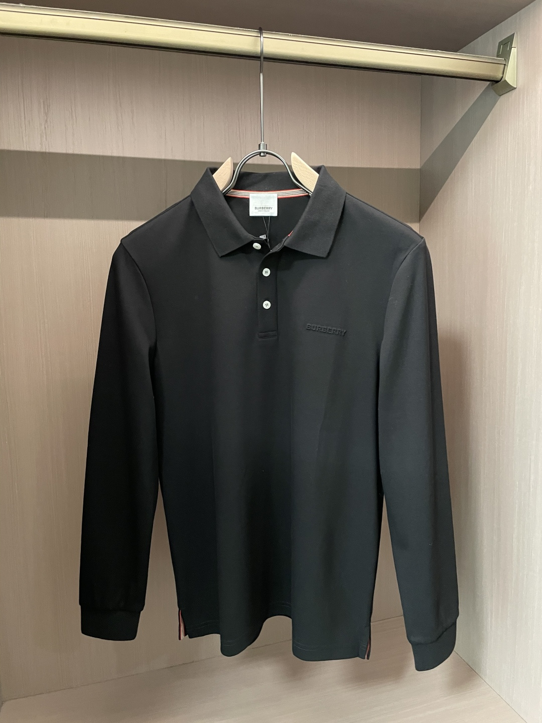 NO:571812,25Fw new products for autumn and winter!  BUR men's high-end ready-to-wear series is fashionable, light luxury, classic and fashionable, zipper lapel long sleeves!  Solid color series new Polo shirt, light luxury business casual elegant style, fashionable and versatile, simple and elegant!  Men's high-end ready-to-wear series of high-quality long-sleeved T-shirts have a very good fit, are very stylish, and are very practical to wear. The quality can stand the test. Since the establishment of the brand, it has been using high-end and gorgeous fabrics to cut and make clothes, and then using exquisite and gorgeous design techniques to create the fabrics that show dazzling magnificence and elegance. This once made the Chiton family synonymous with luxury and elegance, and has always been high-quality manufacturing hovering at the top of the fashion palace!  Men's clothing, which has been separated independently, still retains its style, with another kind of elegance and luxury suitable for men. At the same time, it pays attention to the perfect lines and high-end quality, integrating the exquisite and noble temperament of low-key melancholy.  We select high-quality 98.7 hexagonal pique cotton and 1.3 spandex custom-made fabrics that feel soft, comfortable and skin-friendly. These are its excellent characteristics. It also has high color fixation and wear resistance. It is well deserved to be used in this high-end ready-made T-shirt. It has a sense of luxury and is a must-have for business men!  The style is really excellent. The visual presentation gives people a soft and comfortable feeling, a low-key sense of luxury, and the exquisite embroidery of the Chiton family's letters LOGO on the hem!  Three-dimensional, full and stylish, the placket zipper opens and closes, and the cotton fabric is comfortable and casual, making it easy to handle different occasions!  Size M～4XL,,burberry,tees,t-shirt,alexander wang1986090925Fw秋冬季节出品新品！BUR男士高端成衣系列时尚轻奢经典时尚拉链翻领长袖！纯色系列新款Polo衫,轻奢商务休闲气质高雅款,时尚百搭,简单大方得体！ 男士高端成衣系列精品长袖T恤衫,版型非常好,很有型,很实穿.品质经得起检验,自品牌成立以来,便一直选用高档华丽的上乘面料裁剪制衣,再用精致华美的设计手法创作,令面料表现出耀眼、光彩夺目的华丽与高雅,这也一度让奇顿家成为华丽与高雅的代名词,都一直都是高品质制造盘旋于时尚殿堂顶端！已经独立分离的男装,依旧在风格上有所保留,配以适合男士的另一种高雅奢华,同时注重形体完美的线条跟高端的品质,将低调忧郁气质的精致高贵融合. 甄选优质98.7六角珠地纯棉,1.3氨纶定制面料手感软糯舒适、亲肤柔软,这都是其优秀的特性,同时还具有很高的固色度跟耐磨性,用在这款高端成衣T恤衫上实至名归,自带高级感,商务型男必备款！ 风格真的是绝佳,在视觉上呈现出来的感觉给人一种柔和舒适,低调的奢华既视感,下摆的精美刺绣奇顿家字母LOGO标识！立体饱满有型,门襟拉链开合,棉质面料舒适又休闲,可以轻松驾驭不同场合！ 尺码M～4XL,,burberry,tees，t-shirt,alexander wang,Men's clothing