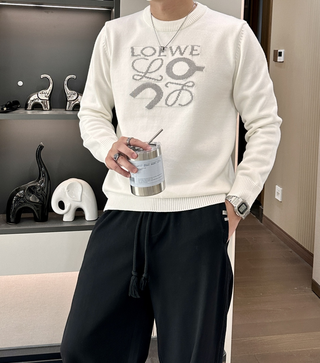 Loewe 2025秋冬 高级定制 都市风十足 经典简约大气圆领打底针织毛衣。 采用进口羊毛混纺面料 柔