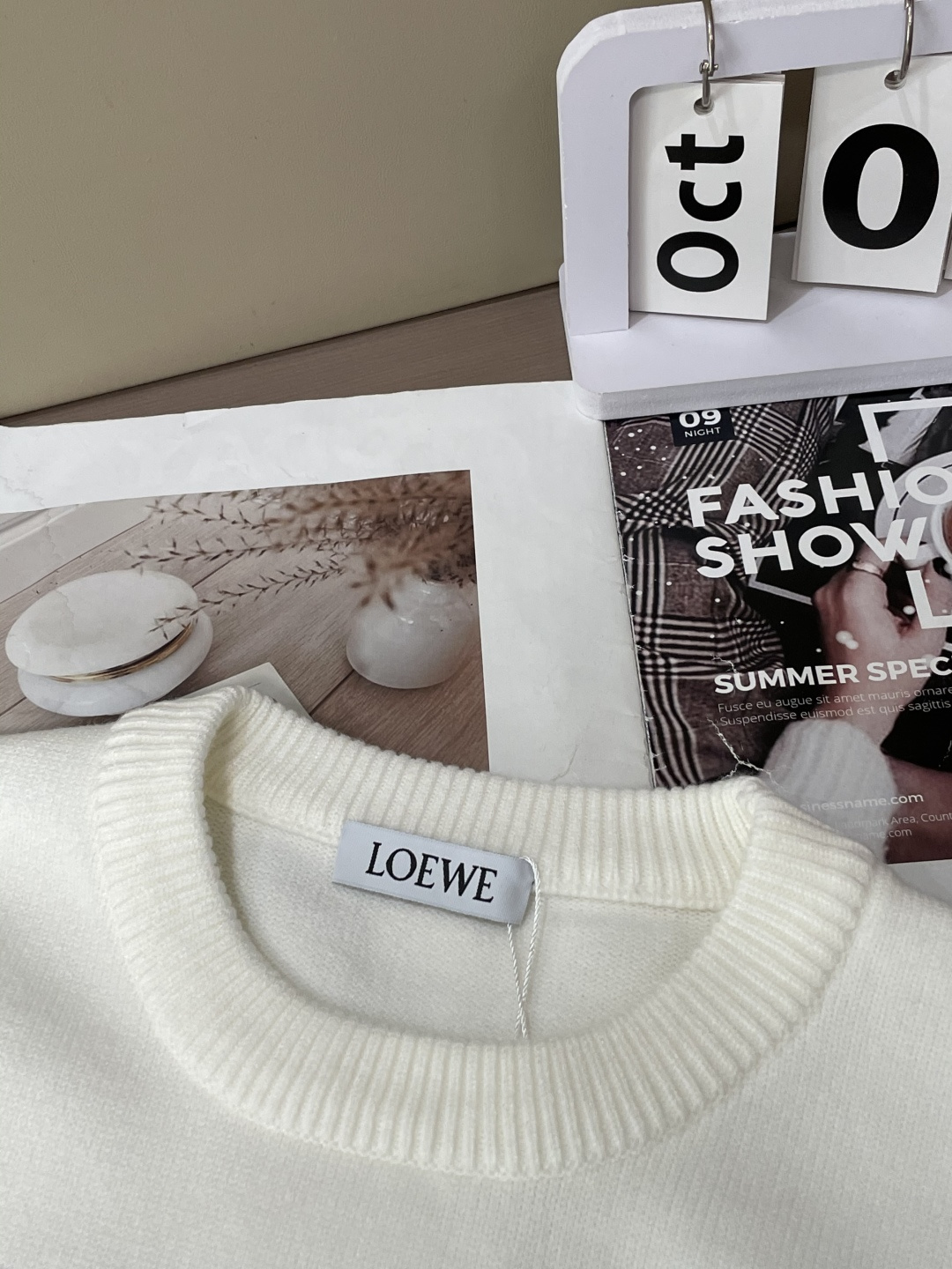 Loewe 2025秋冬 高级定制 都市风十足 经典简约大气圆领打底针织毛衣。 采用进口羊毛混纺面料 柔