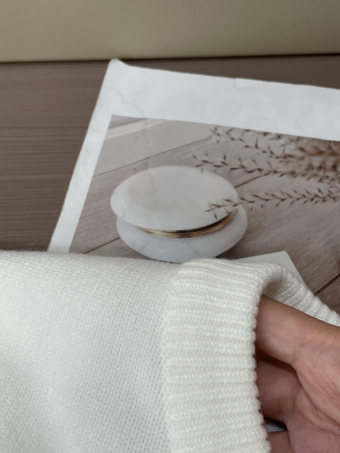 Loewe 2025秋冬 高级定制 都市风十足 经典简约大气圆领打底针织毛衣。 采用进口羊毛混纺面料 柔