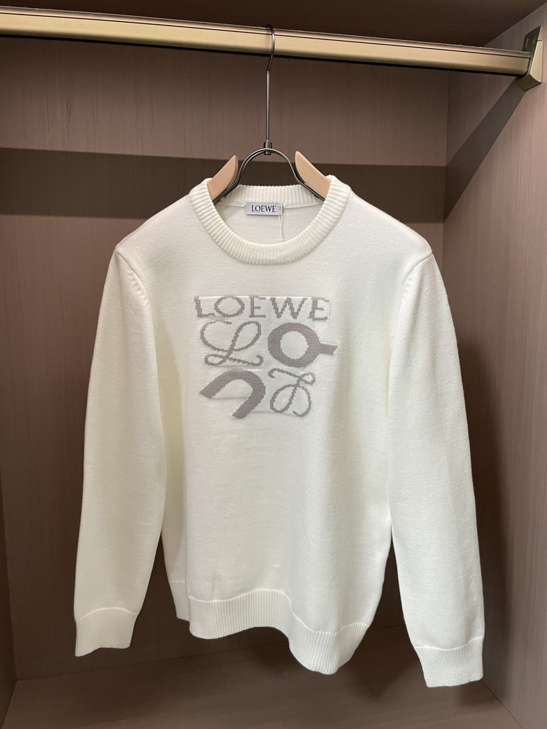 Loewe 2025秋冬 高级定制 都市风十足 经典简约大气圆领打底针织毛衣。 采用进口羊毛混纺面料 柔