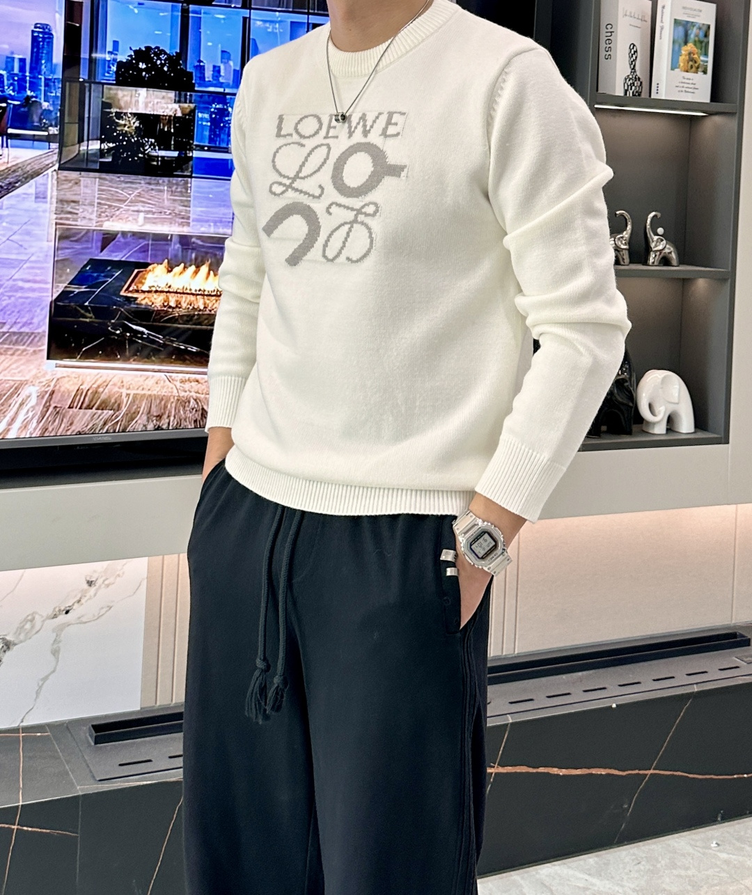 Loewe 2025秋冬 高级定制 都市风十足 经典简约大气圆领打底针织毛衣。 采用进口羊毛混纺面料 柔