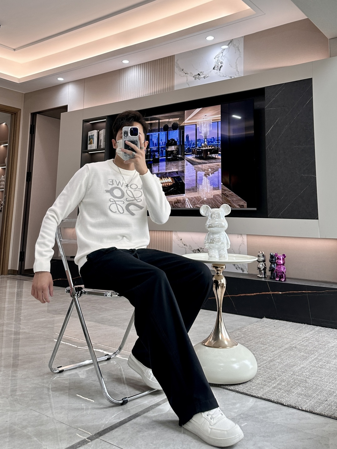 Loewe 2025秋冬 高级定制 都市风十足 经典简约大气圆领打底针织毛衣。 采用进口羊毛混纺面料 柔