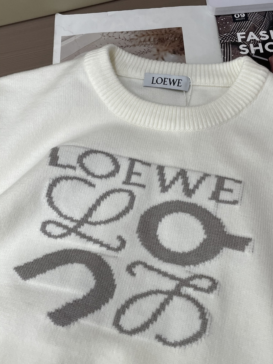 Loewe 2025秋冬 高级定制 都市风十足 经典简约大气圆领打底针织毛衣。 采用进口羊毛混纺面料 柔