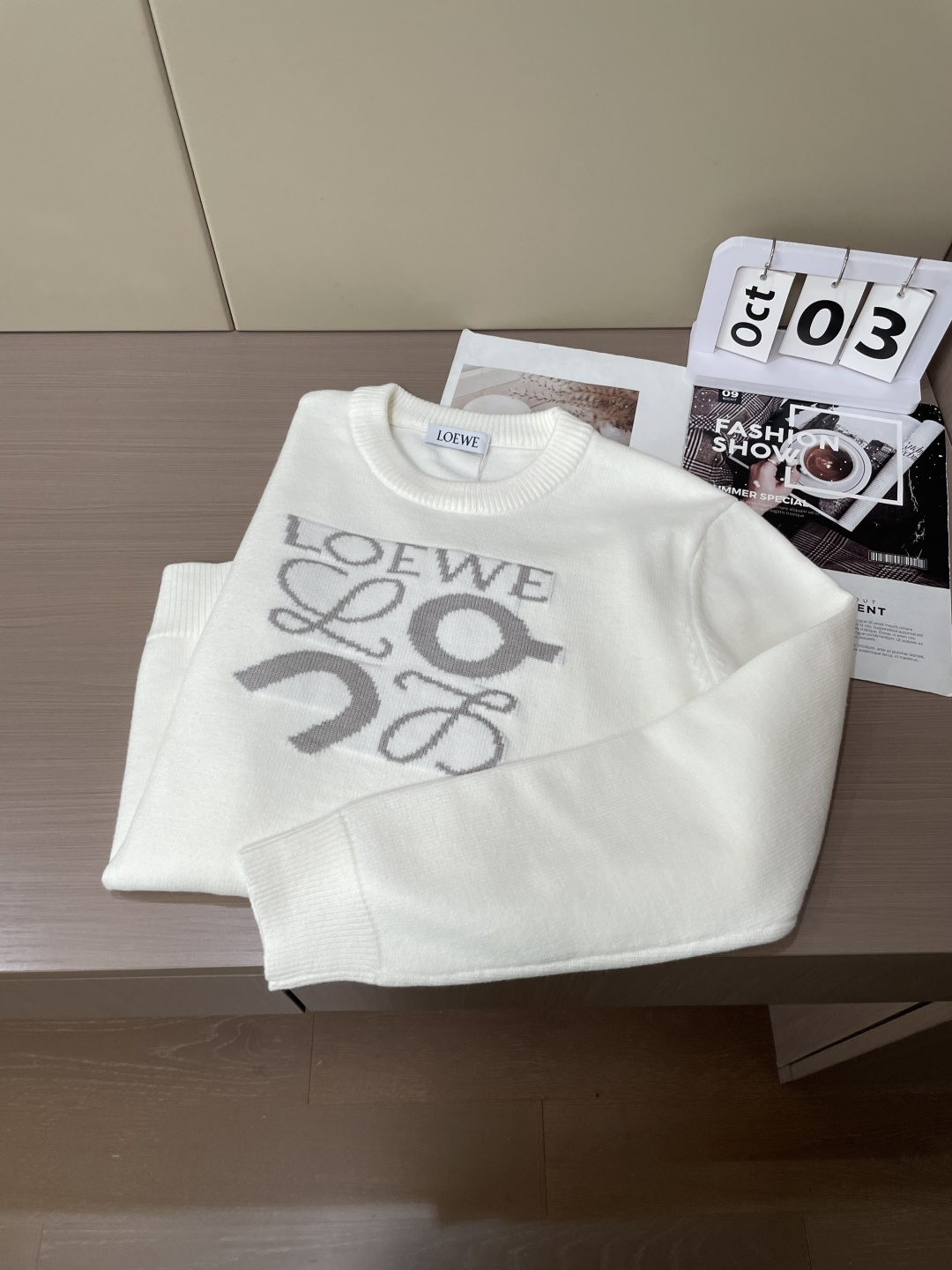 Loewe 2025秋冬 高级定制 都市风十足 经典简约大气圆领打底针织毛衣。 采用进口羊毛混纺面料 柔