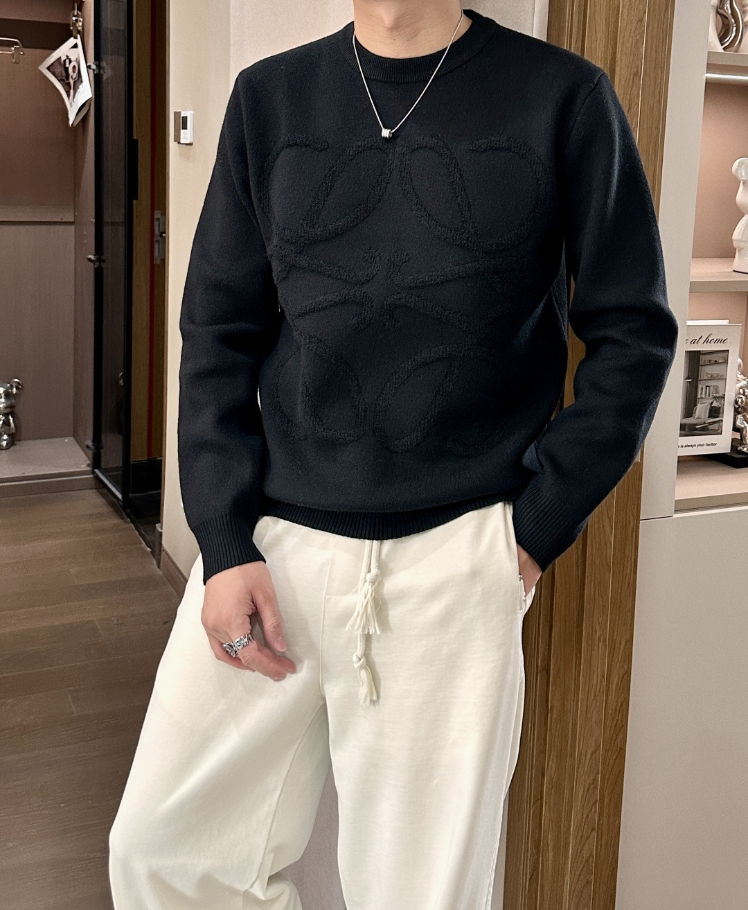 Loewe 2025秋冬 高级定制 都市风十足 经典简约大气圆领打底针织毛衣。 采用进口羊毛混纺面料 柔