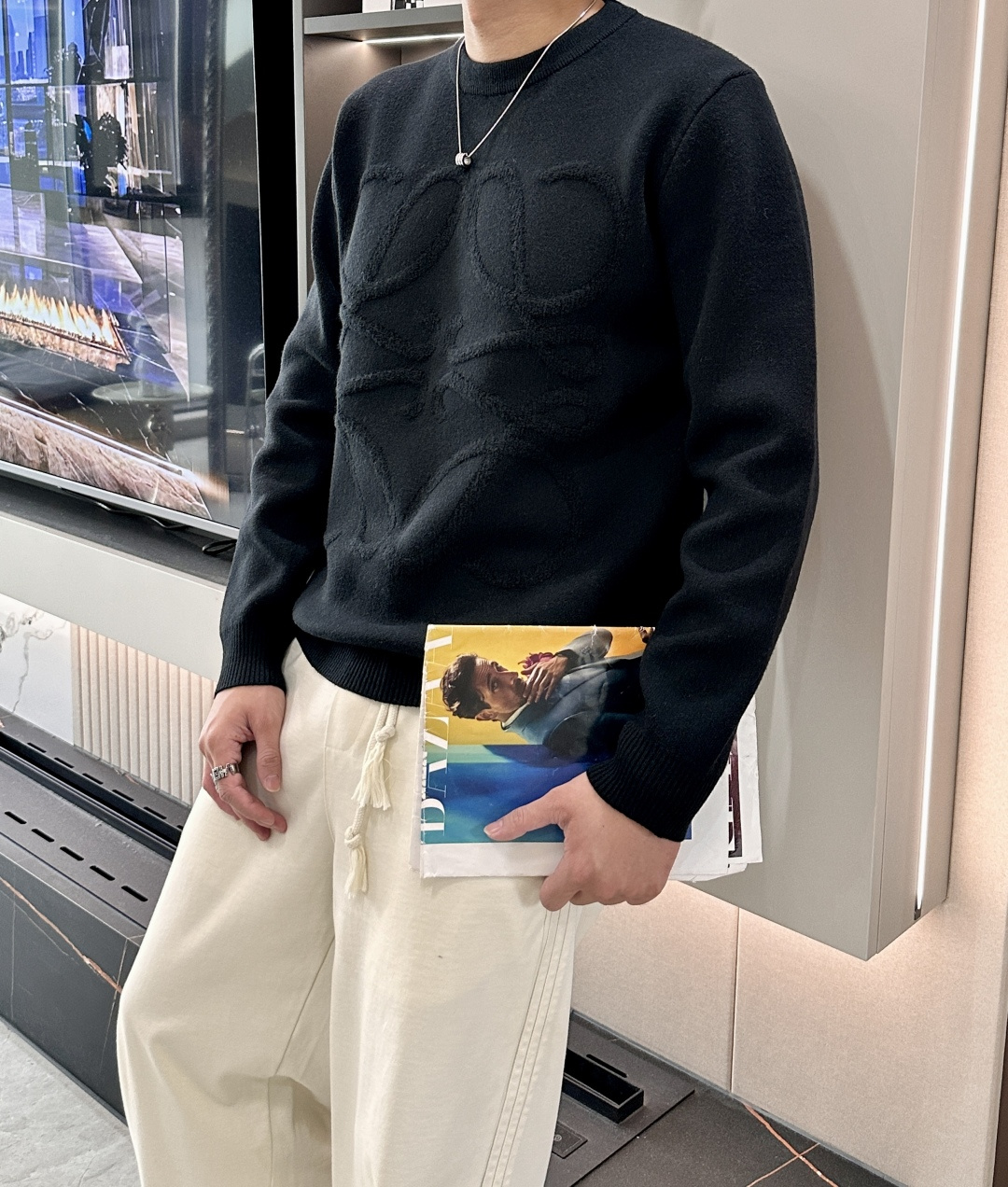 Loewe 2025秋冬 高级定制 都市风十足 经典简约大气圆领打底针织毛衣。 采用进口羊毛混纺面料 柔