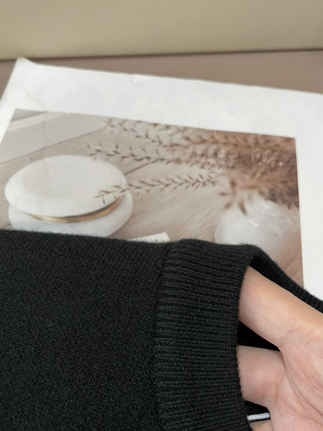 Loewe 2025秋冬 高级定制 都市风十足 经典简约大气圆领打底针织毛衣。 采用进口羊毛混纺面料 柔