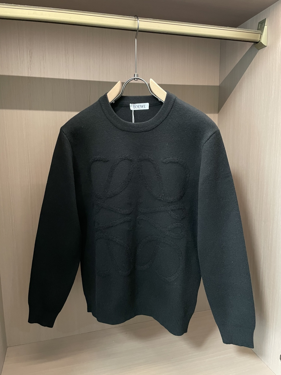 Loewe 2025秋冬 高级定制 都市风十足 经典简约大气圆领打底针织毛衣。 采用进口羊毛混纺面料 柔