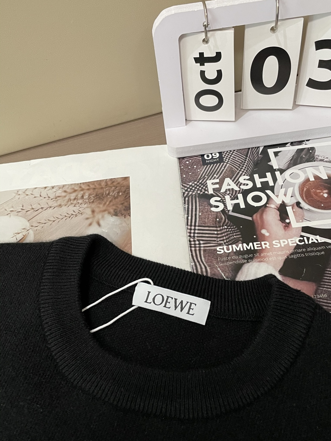 Loewe 2025秋冬 高级定制 都市风十足 经典简约大气圆领打底针织毛衣。 采用进口羊毛混纺面料 柔