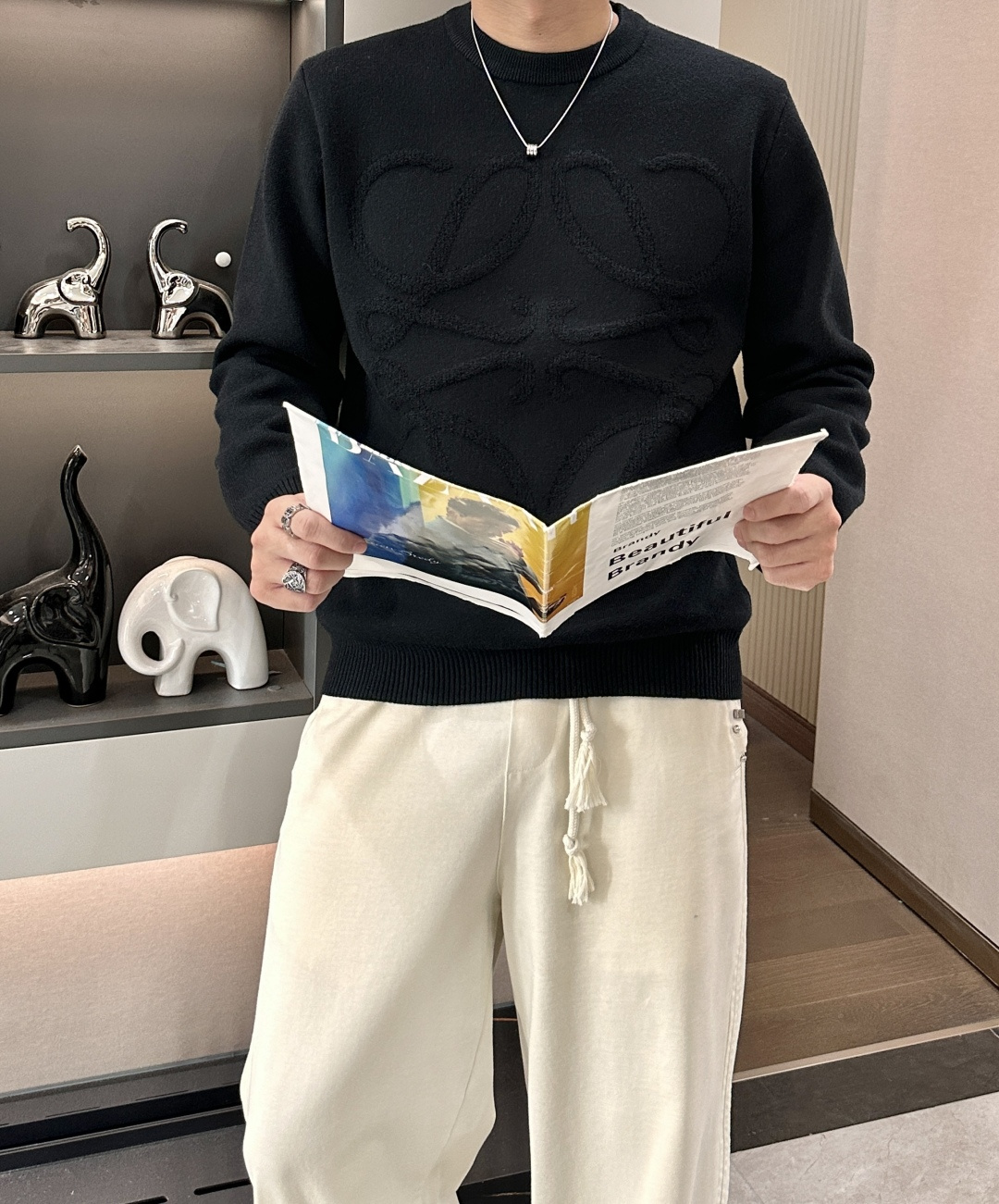 Loewe 2025秋冬 高级定制 都市风十足 经典简约大气圆领打底针织毛衣。 采用进口羊毛混纺面料 柔