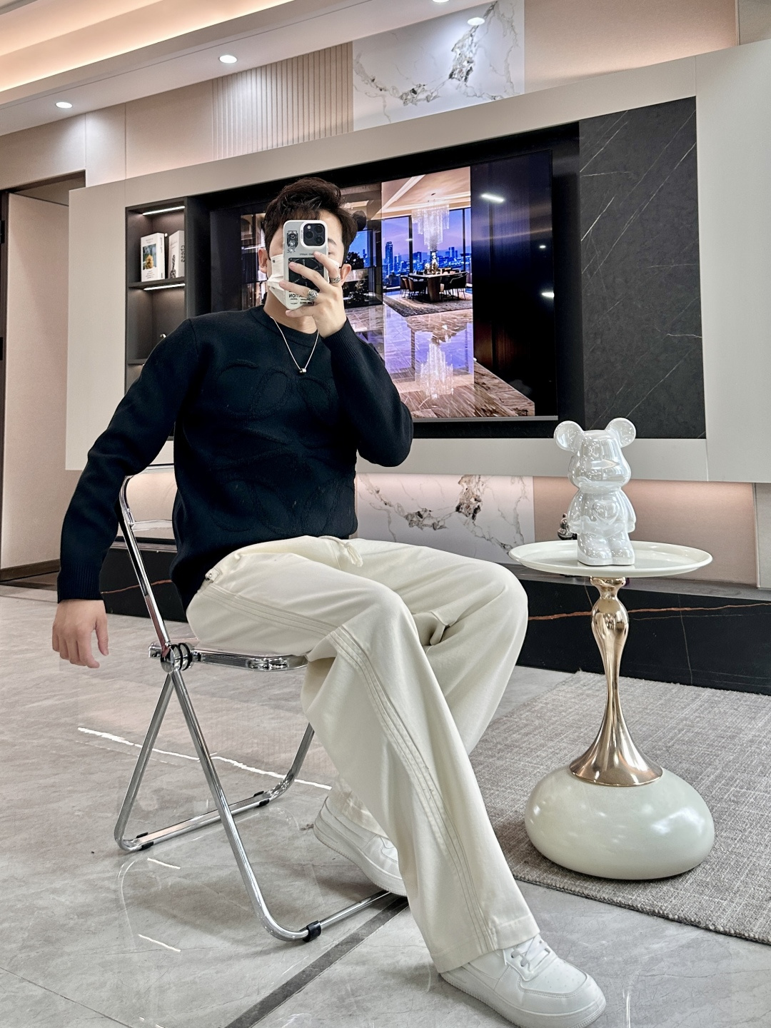 Loewe 2025秋冬 高级定制 都市风十足 经典简约大气圆领打底针织毛衣。 采用进口羊毛混纺面料 柔