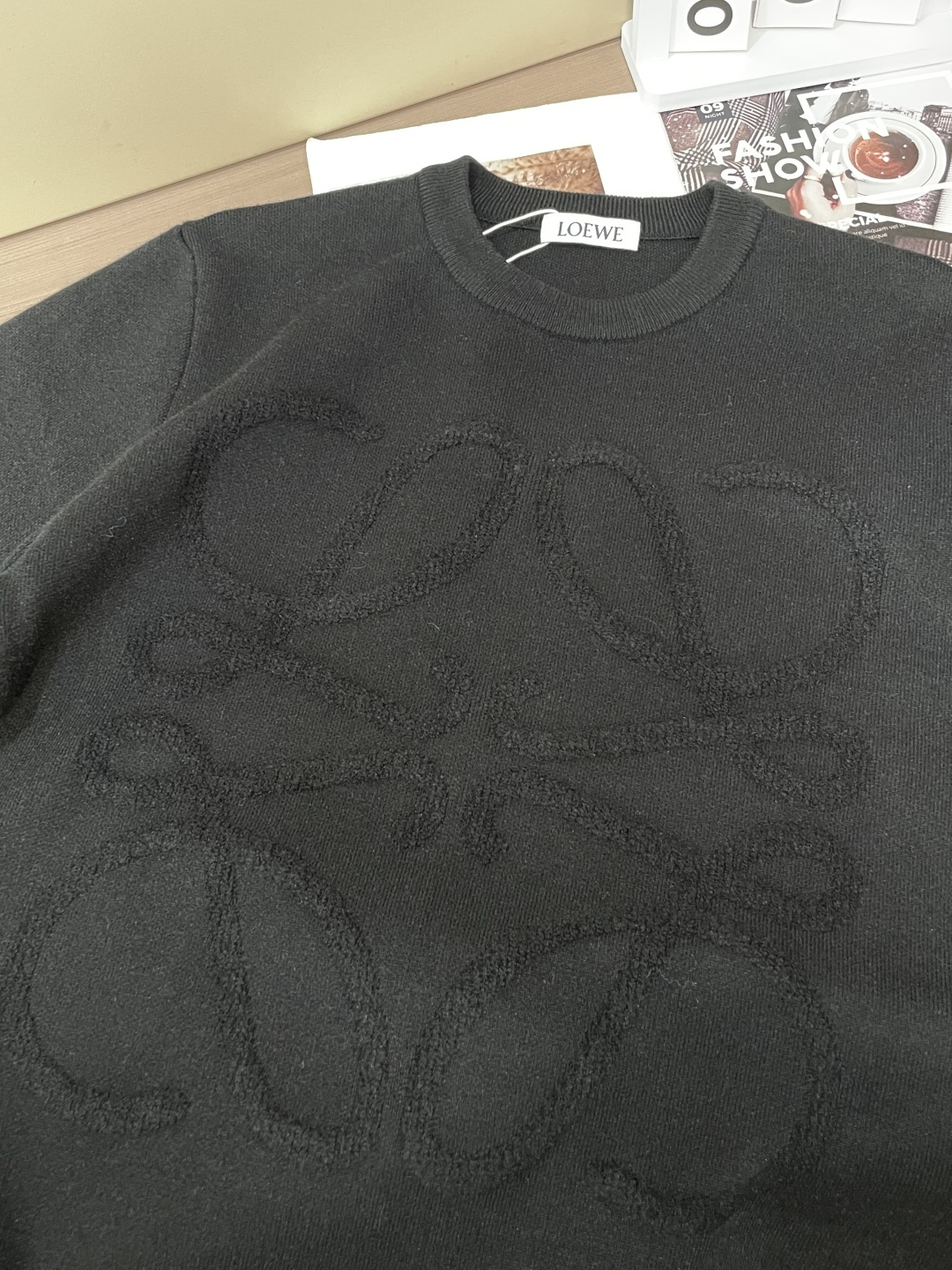 Loewe 2025秋冬 高级定制 都市风十足 经典简约大气圆领打底针织毛衣。 采用进口羊毛混纺面料 柔