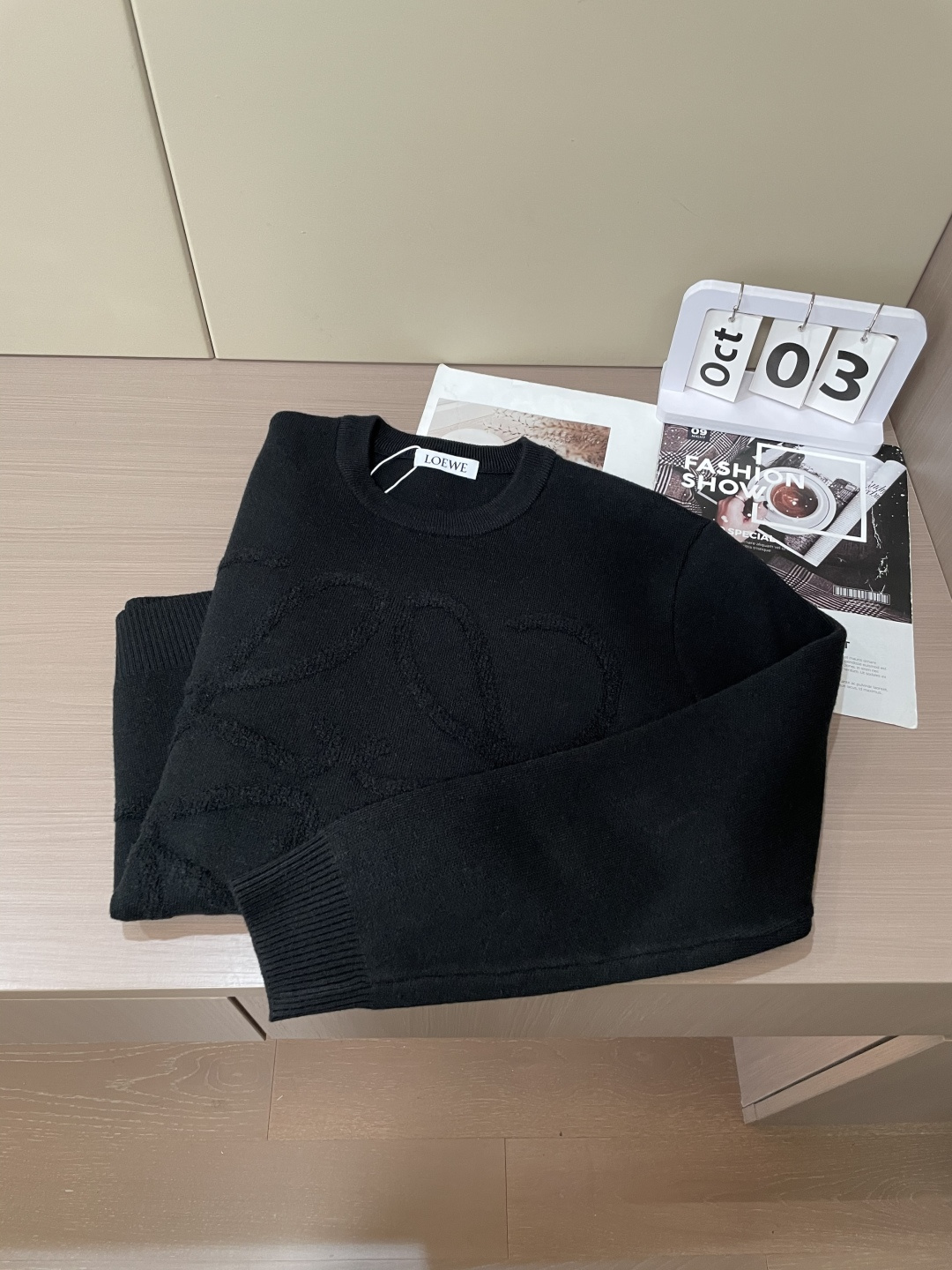 Loewe 2025秋冬 高级定制 都市风十足 经典简约大气圆领打底针织毛衣。 采用进口羊毛混纺面料 柔