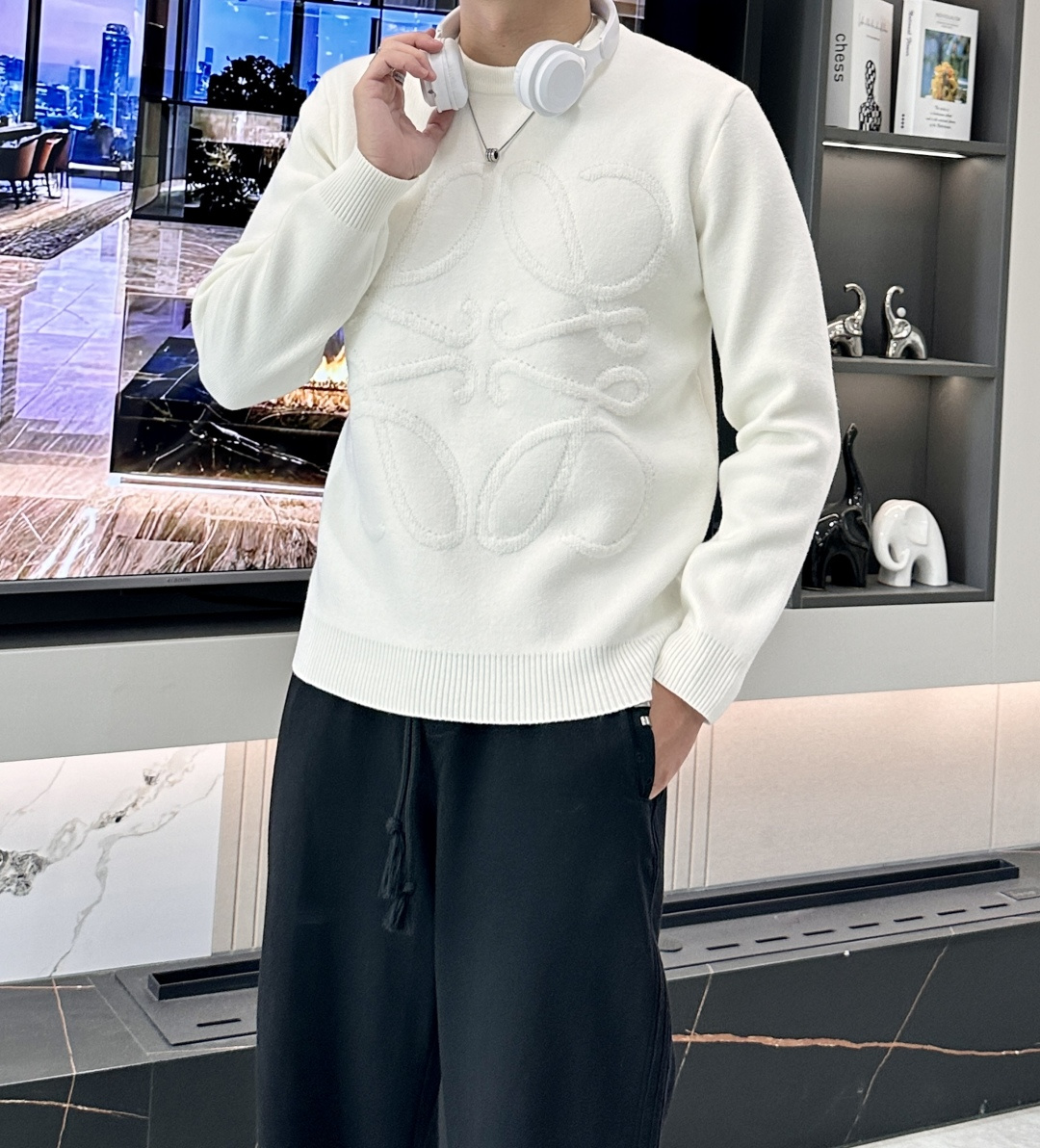 NO:571814,Loewe 2025 autumn and winter advanced customization, full of urban style, classic, simple and elegant round neck base knitted sweater. Made of imported wool blended fabric, soft and delicate. A basic base base is indispensable in men's wardrobe. It can be used to match various clothes anytime and anywhere to meet your daily needs. The design of the clothes is very simple, dear friends, hurry up and get it!  Size M-XXXL,,loewe,sweaters,alexander wang19860909Loewe 2025秋冬 高级定制 都市风十足 经典简约大气圆领打底针织毛衣. 采用进口羊毛混纺面料 柔软细腻 男人的衣柜都少不了基础打底 随时随地都可以拿来搭配各种服饰 满足您日常生活需求 .衣服设计非常的简洁 , 亲们赶紧入手！ 尺码M-XXXL,,loewe,sweaters,alexander wang,Men's clothing