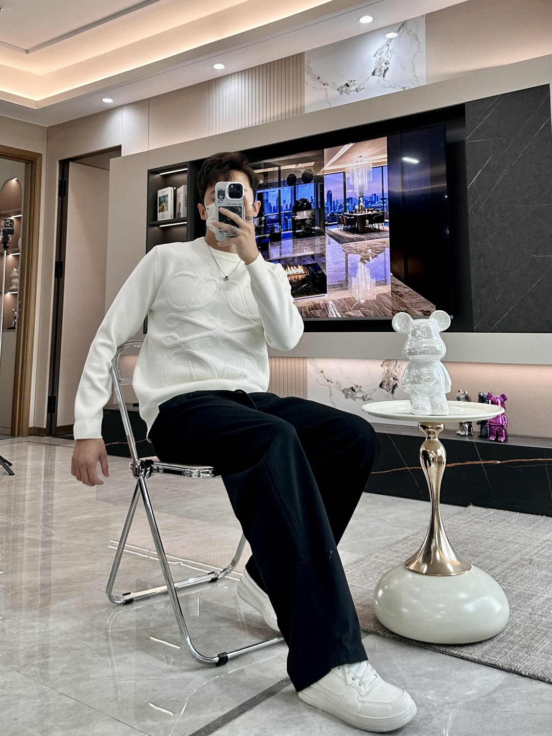 Loewe 2025秋冬 高级定制 都市风十足 经典简约大气圆领打底针织毛衣。 采用进口羊毛混纺面料 柔