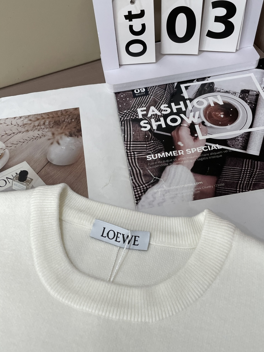 Loewe 2025秋冬 高级定制 都市风十足 经典简约大气圆领打底针织毛衣。 采用进口羊毛混纺面料 柔