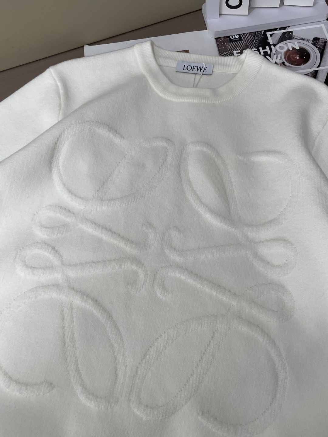 Loewe 2025秋冬 高级定制 都市风十足 经典简约大气圆领打底针织毛衣。 采用进口羊毛混纺面料 柔