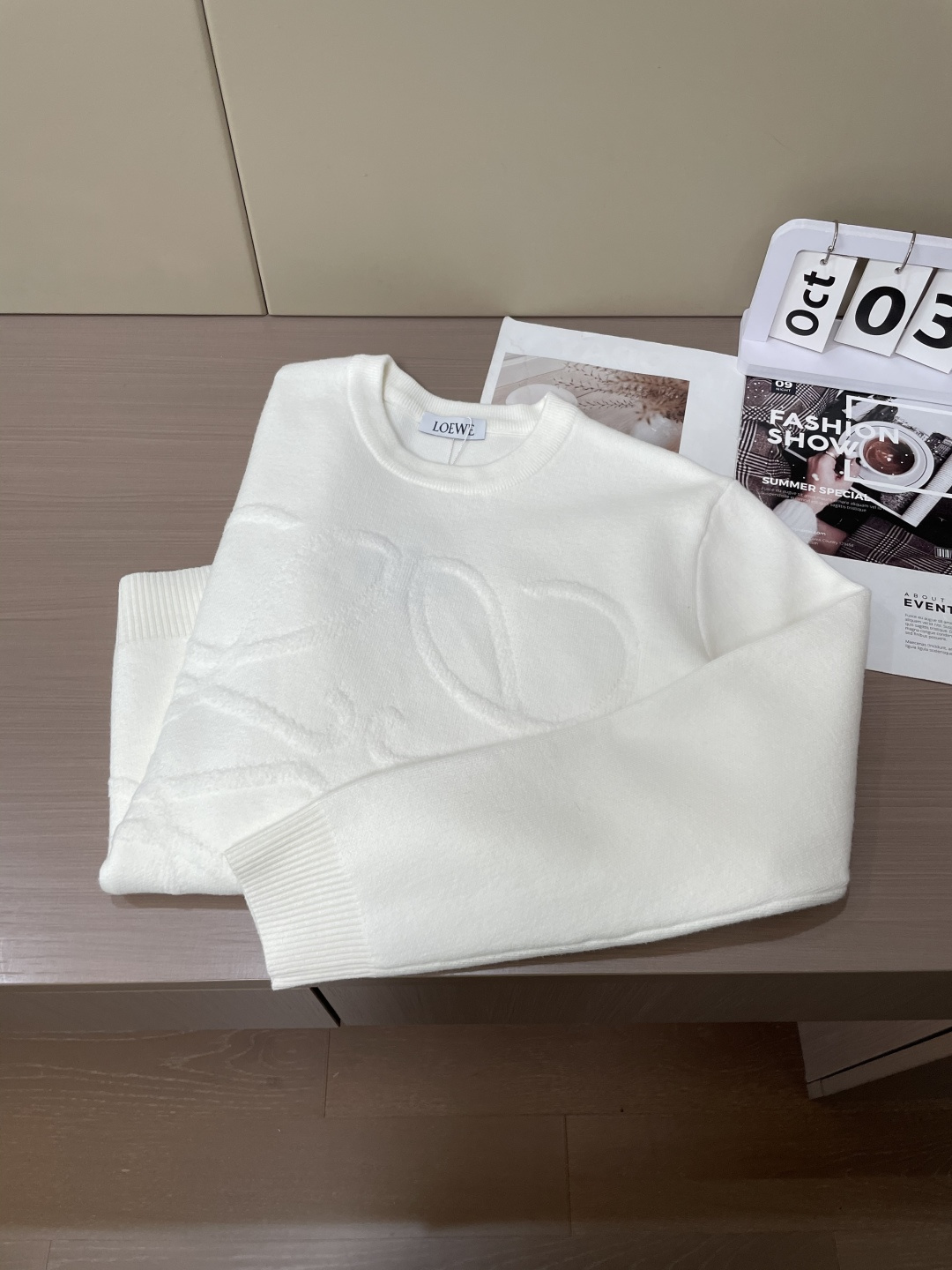 Loewe 2025秋冬 高级定制 都市风十足 经典简约大气圆领打底针织毛衣。 采用进口羊毛混纺面料 柔