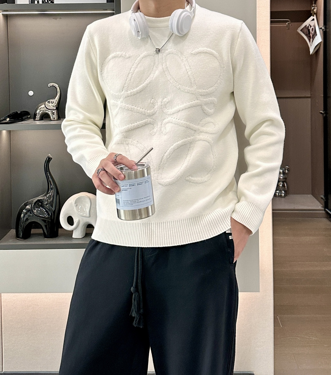 Loewe 2025秋冬 高级定制 都市风十足 经典简约大气圆领打底针织毛衣。 采用进口羊毛混纺面料 柔