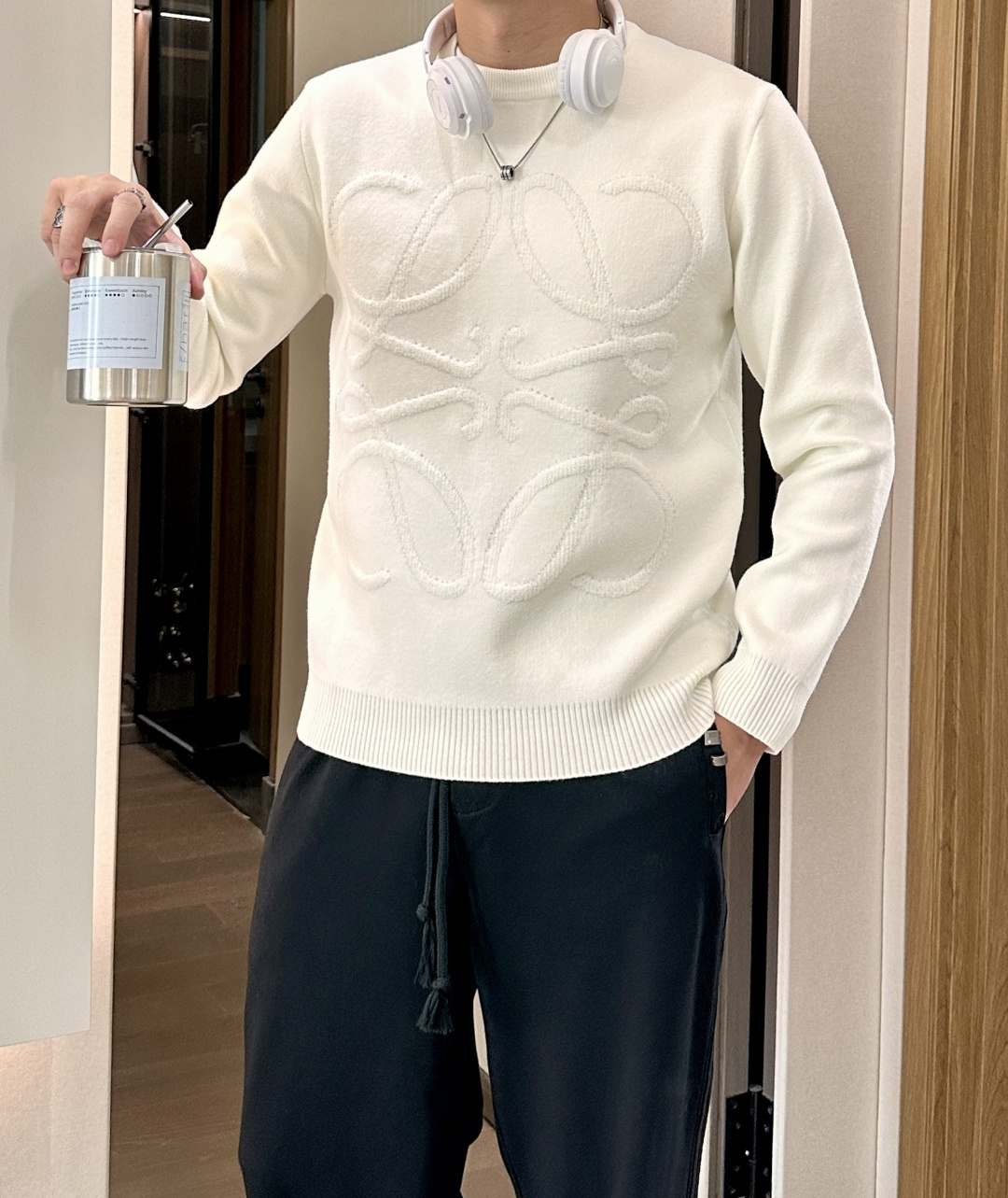 Loewe 2025秋冬 高级定制 都市风十足 经典简约大气圆领打底针织毛衣。 采用进口羊毛混纺面料 柔