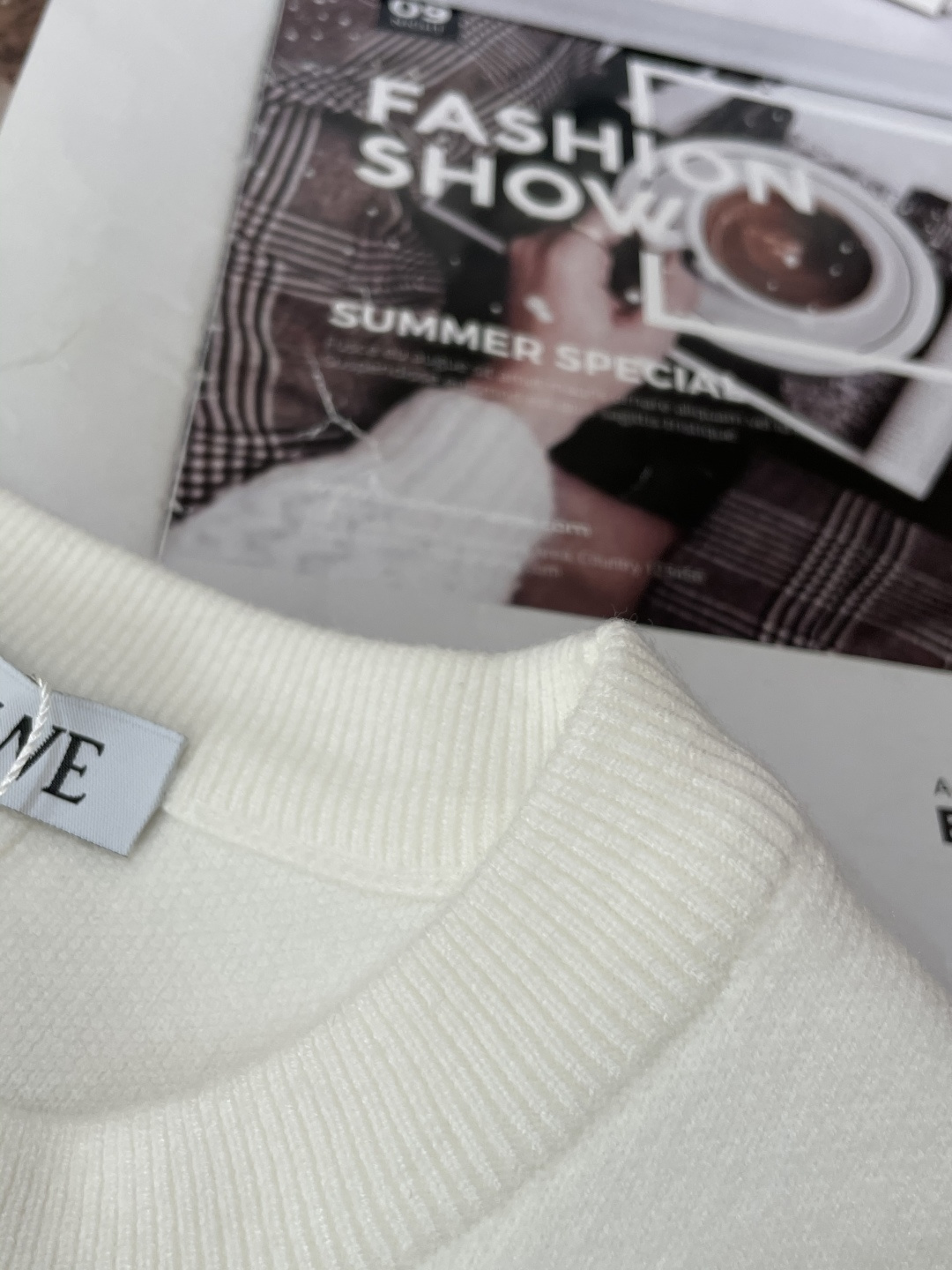 Loewe 2025秋冬 高级定制 都市风十足 经典简约大气圆领打底针织毛衣。 采用进口羊毛混纺面料 柔