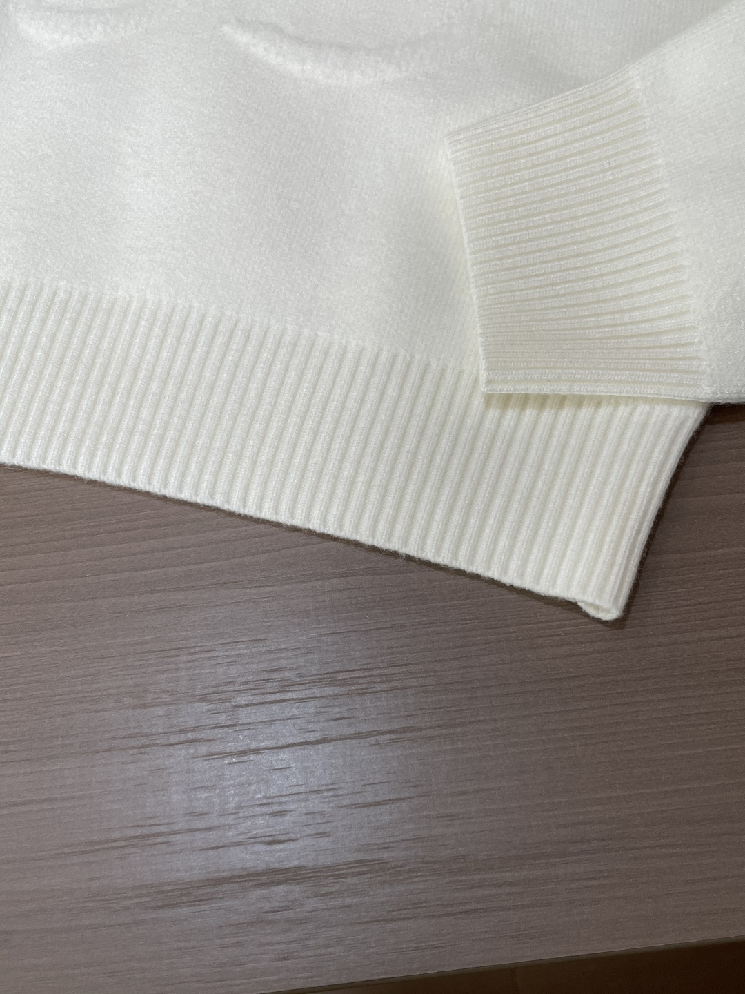 Loewe 2025秋冬 高级定制 都市风十足 经典简约大气圆领打底针织毛衣。 采用进口羊毛混纺面料 柔