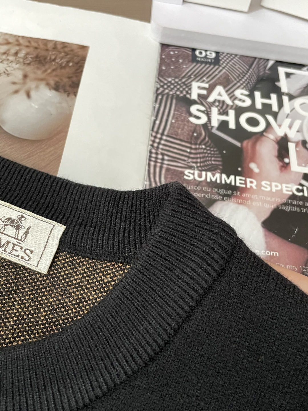 H 2025秋冬 高级定制 都市风十足 经典简约大气圆领打底针织毛衣。 采用进口羊毛混纺面料 柔软细腻 