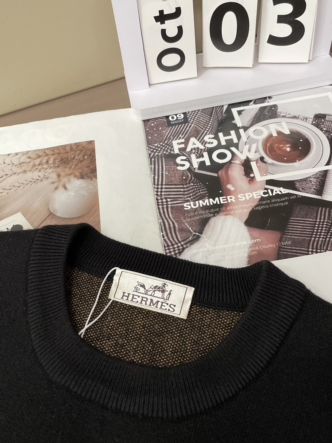 H 2025秋冬 高级定制 都市风十足 经典简约大气圆领打底针织毛衣。 采用进口羊毛混纺面料 柔软细腻 