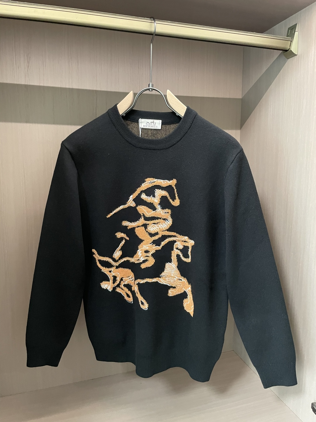 H 2025秋冬 高级定制 都市风十足 经典简约大气圆领打底针织毛衣。 采用进口羊毛混纺面料 柔软细腻 