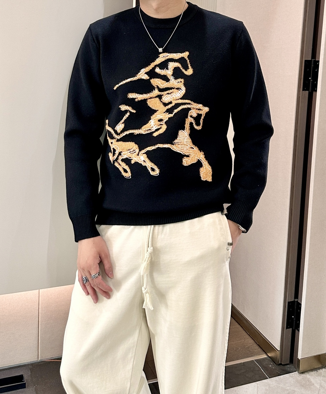 H 2025秋冬 高级定制 都市风十足 经典简约大气圆领打底针织毛衣。 采用进口羊毛混纺面料 柔软细腻 