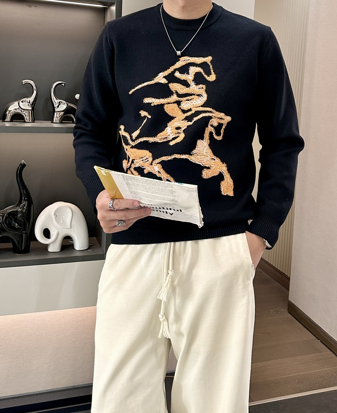 H 2025秋冬 高级定制 都市风十足 经典简约大气圆领打底针织毛衣。 采用进口羊毛混纺面料 柔软细腻 