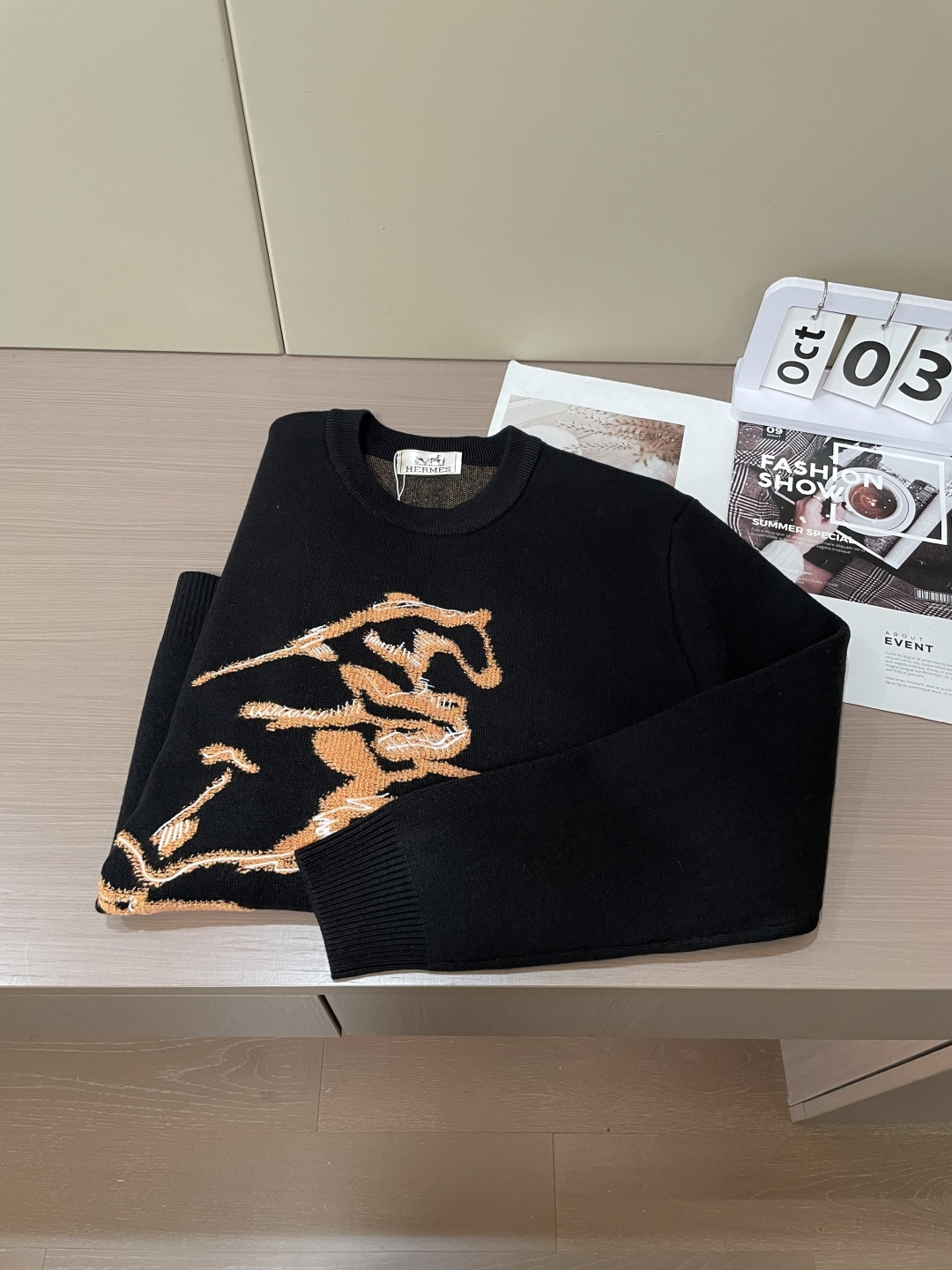 H 2025秋冬 高级定制 都市风十足 经典简约大气圆领打底针织毛衣。 采用进口羊毛混纺面料 柔软细腻 