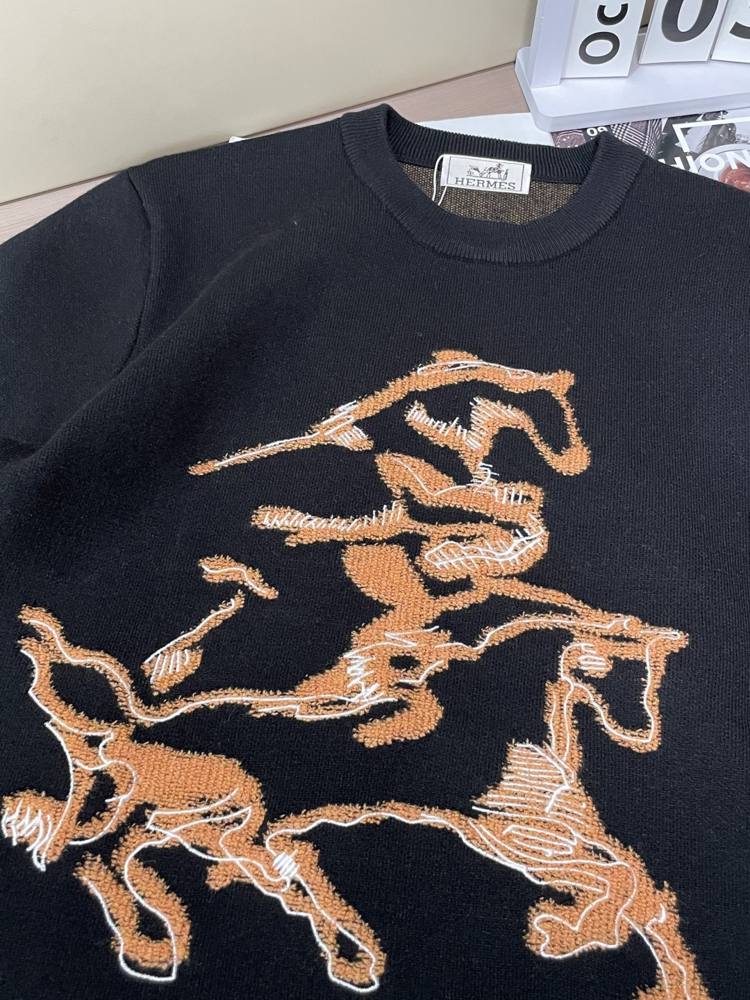 H 2025秋冬 高级定制 都市风十足 经典简约大气圆领打底针织毛衣。 采用进口羊毛混纺面料 柔软细腻 